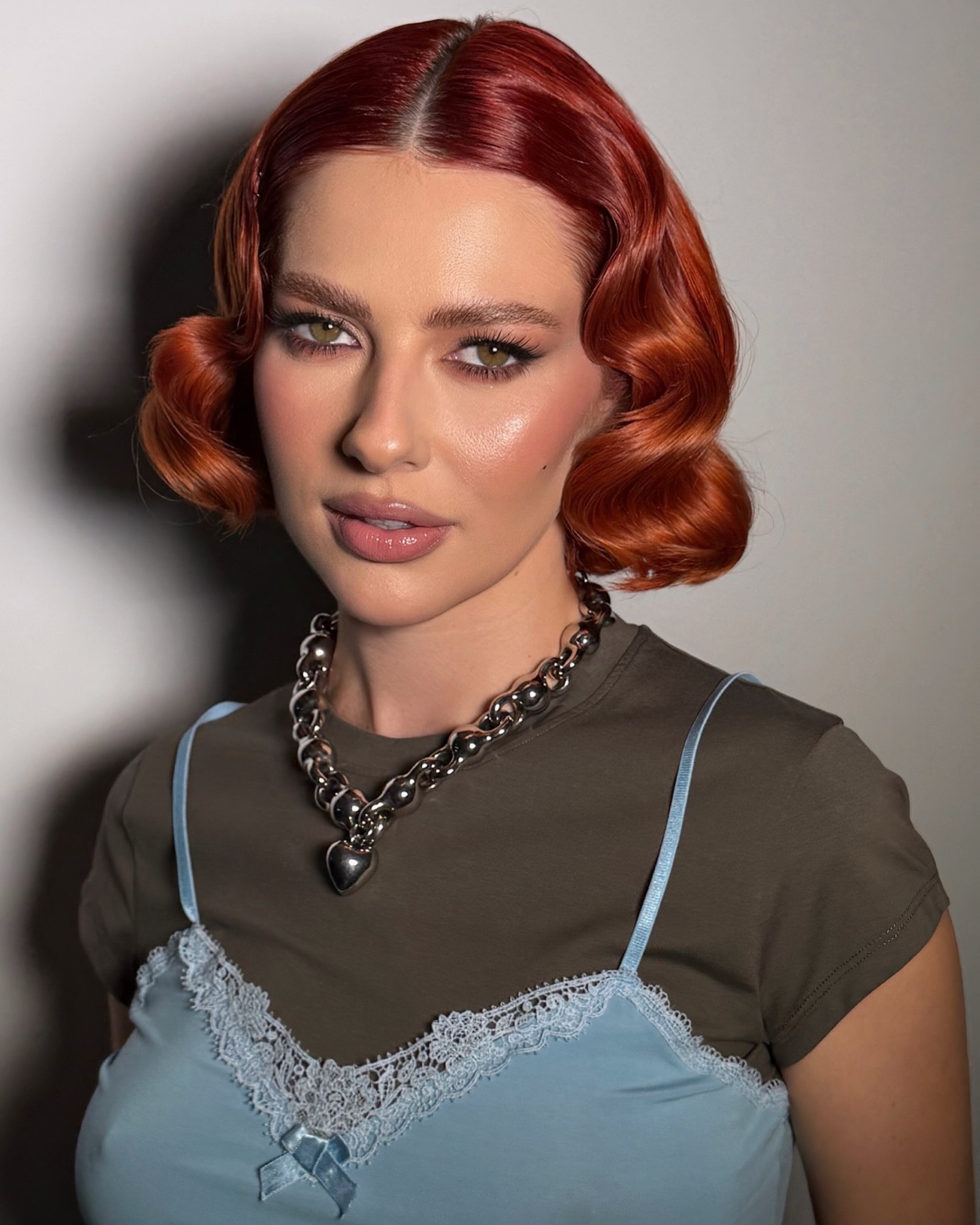 Apariția elegantă a Lidiei Buble alături de Horațiu Nicolau. Iubitul cântăreței a atras atenția cu costumul retro, asortat cu cămașă albă