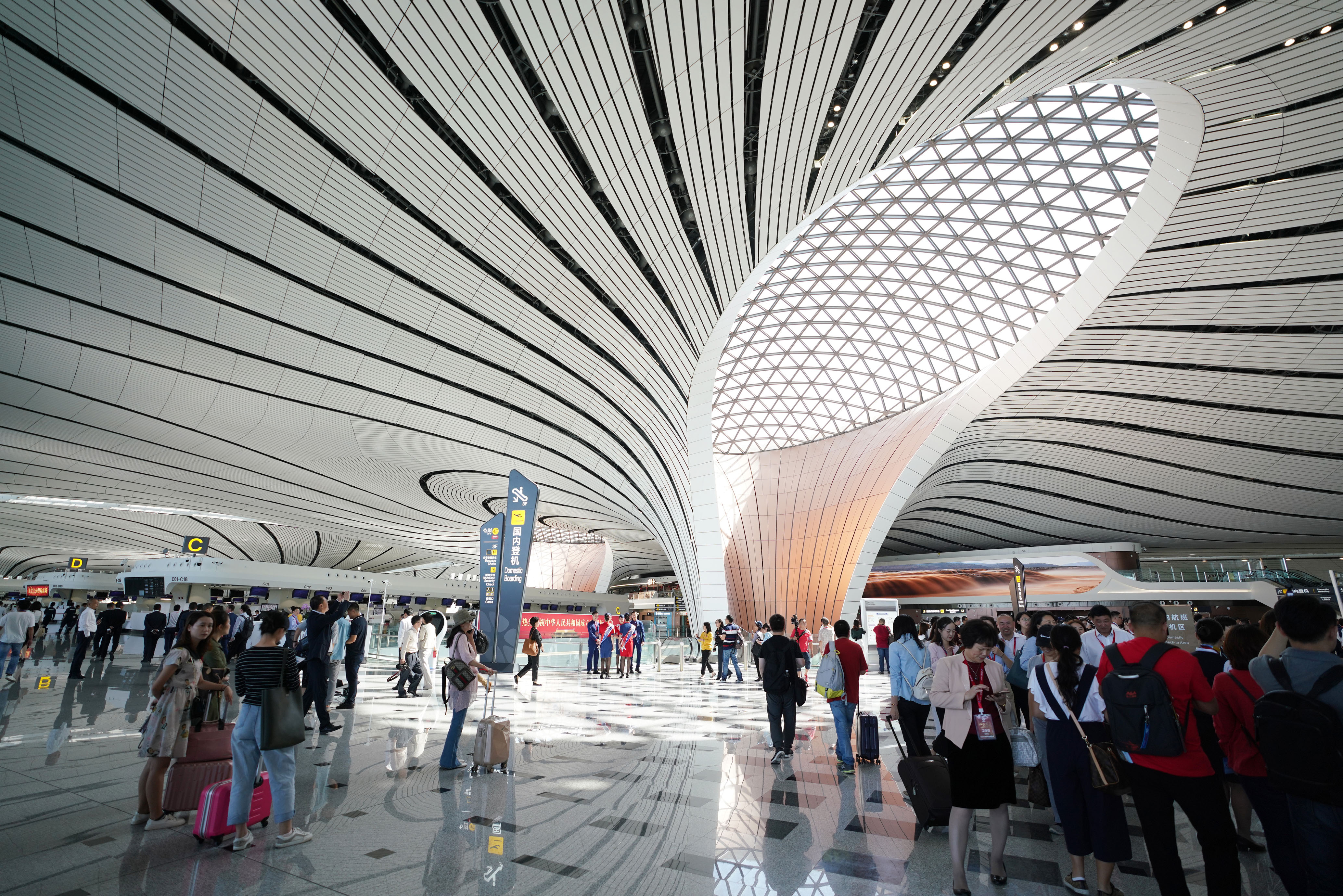 Cum arată cel mai mare aeroport din lume, inaugurat în China. E situat la 46 de kilometri de Beijing, are o suprafaţă de 700.000 m² și a costat 15 miliarde de dolari