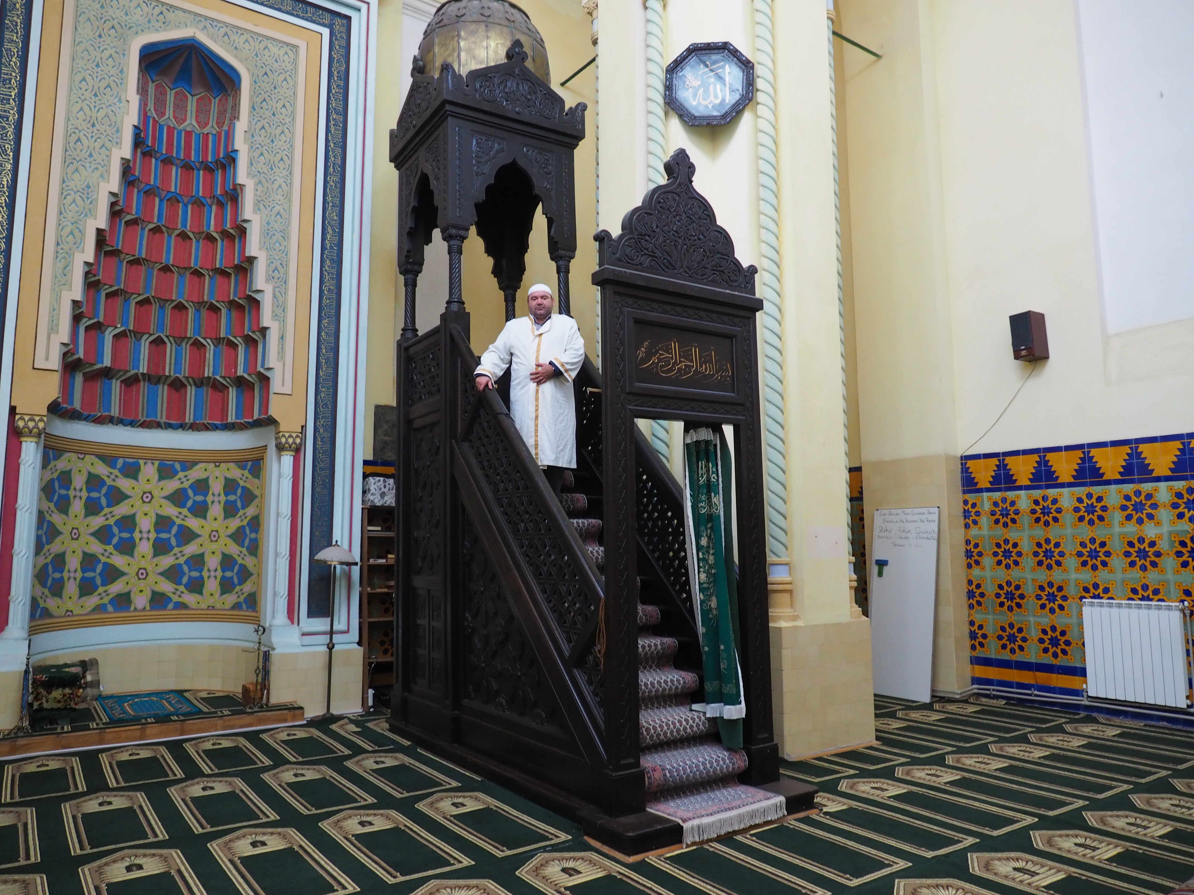 REPORTAJ: Cântărește jumătate de tonă și are aproape 200 de ani. Povestea covorului dăruit de un sultan și adus din Ada Kaleh în moscheea din Constanța/ VIDEO&FOTO