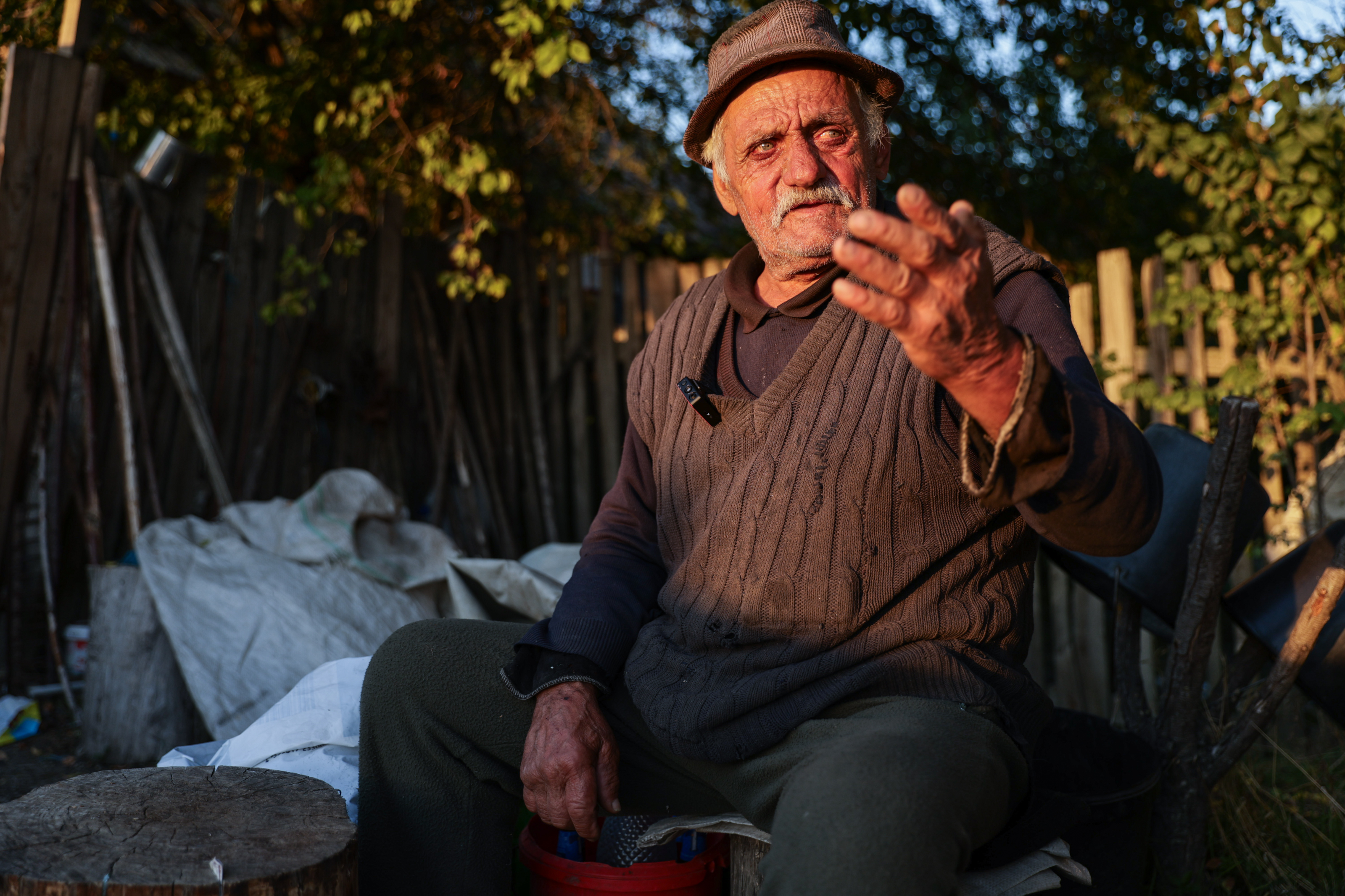 Bătrânul de la marginea lumii. Mesaj pentru politicieni: „Ce mănânci tu, aşa şi ceilalţi. Noi am fost 14 copii, ce-o mâncat tata, ne-o dat şi nouă, nu că el a mâncat carnea, şi noi borşul”