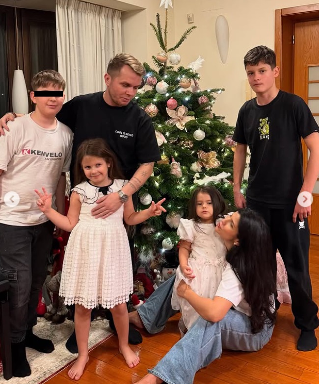 Imagini din sufrageria lui Codin Maticiuc, decorată de Crăciun. Îmbrăcate în ținute festive, fetițele lui l-au primit pe Moș Crăciun