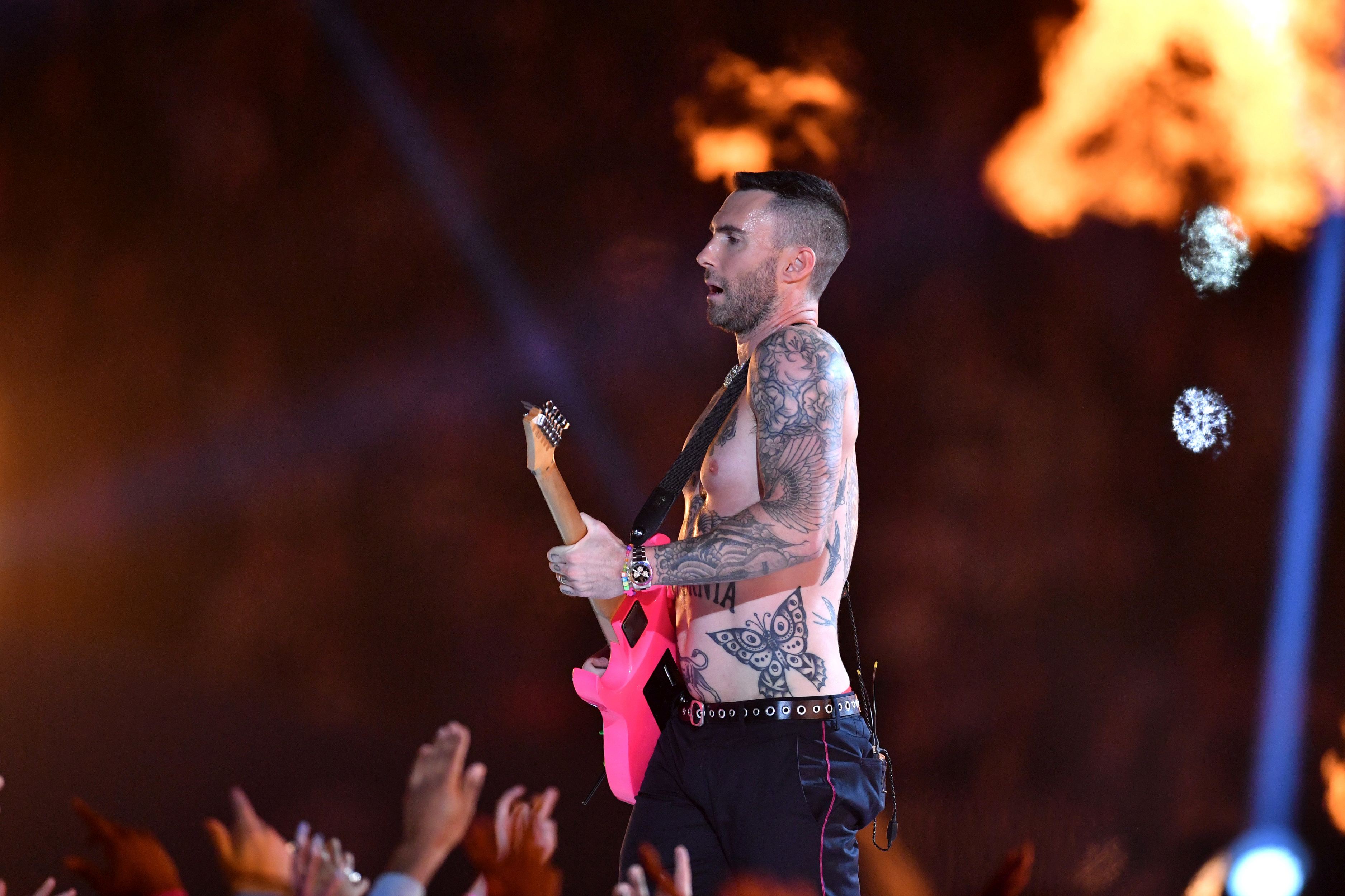 FOTO | Adam Levine, show la bustul gol în pauza Super Bowl 2019. Reacția fanilor a fost neașteptată