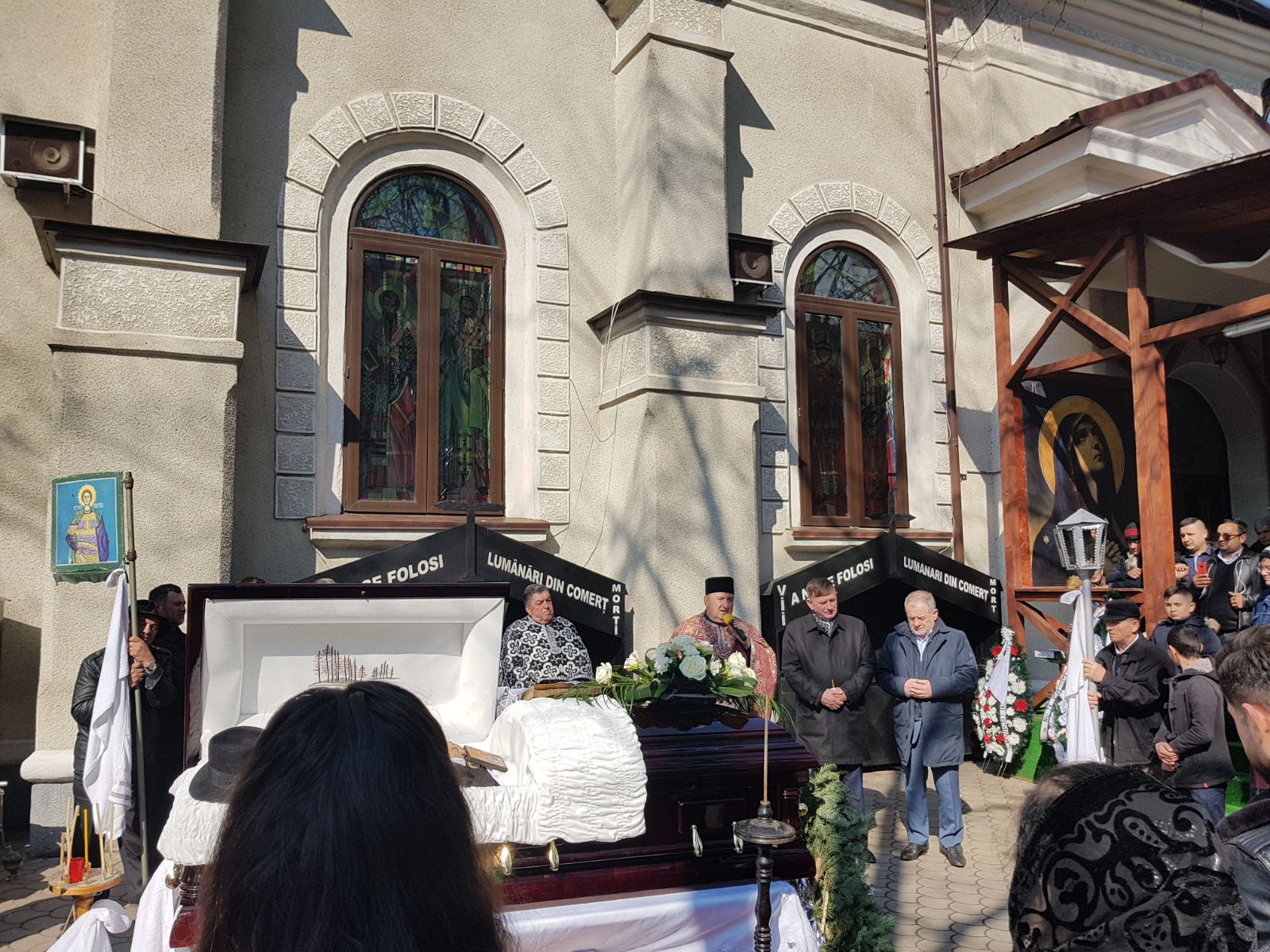FOTO/ Liderul țiganilor din Moldova, înmormântat la Vaslui. La procesiune au fost mii de oameni, iar traficul a fost perturbat