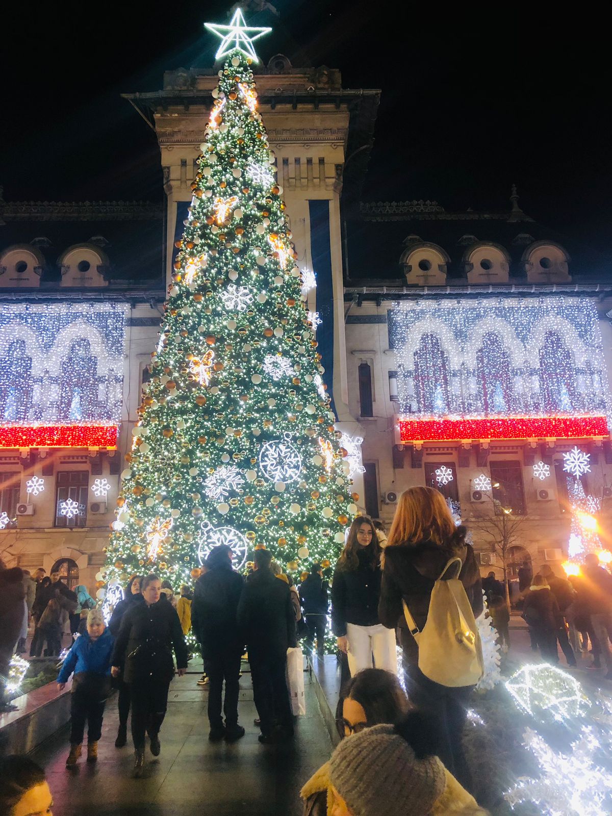 REPORTAJ. Craiova rivalizează cu Viena și cu Budapesta la Târgul de Crăciun: vin fiert mai ieftin, porții-gigant, la preț de Occident