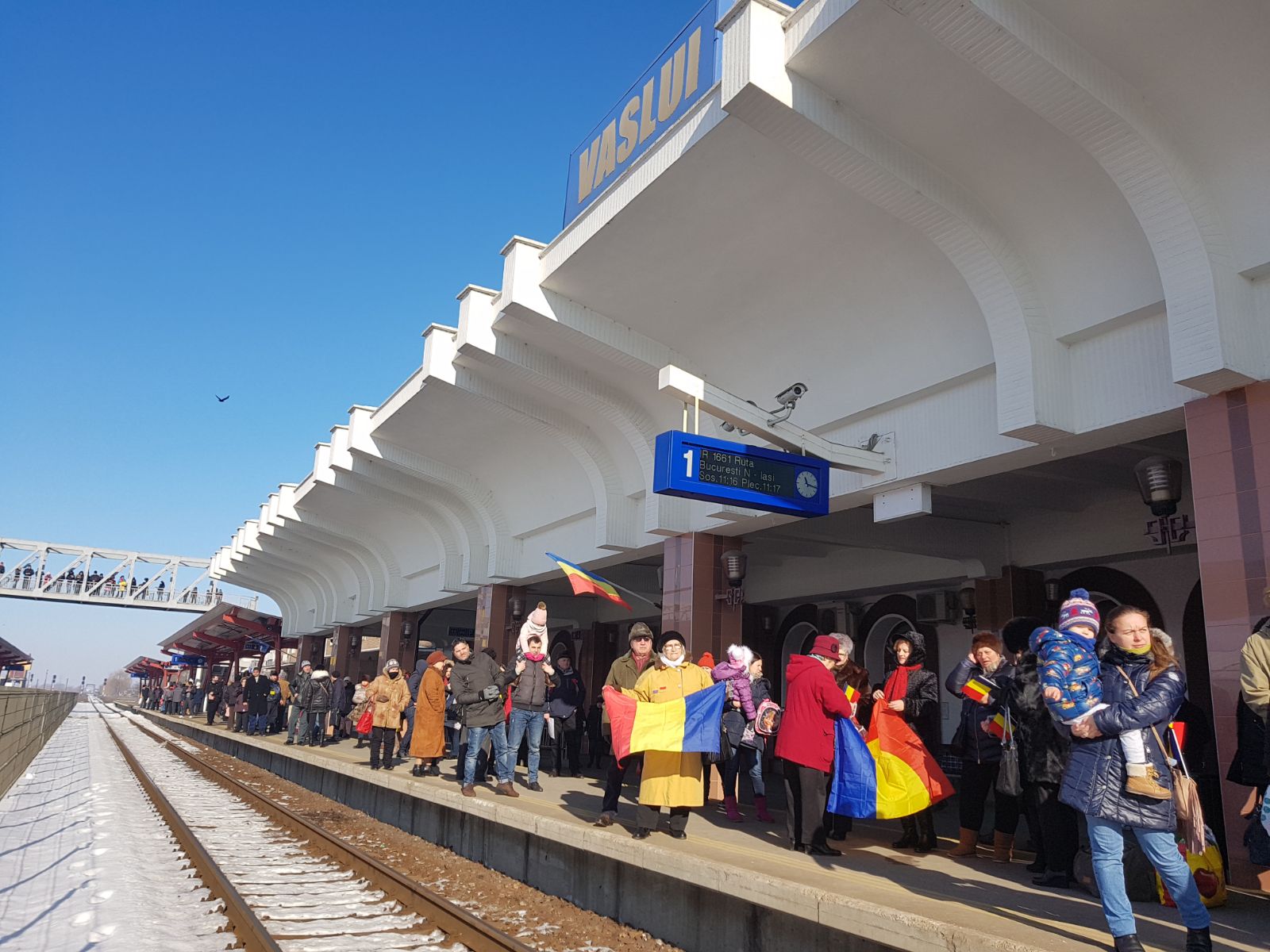 VIDEO REPORTAJ - Părinți, bunici și nepoți au întâmpinat ”Trenul Unirii” în gara Vaslui. Au încins hore și-au cântat la unison