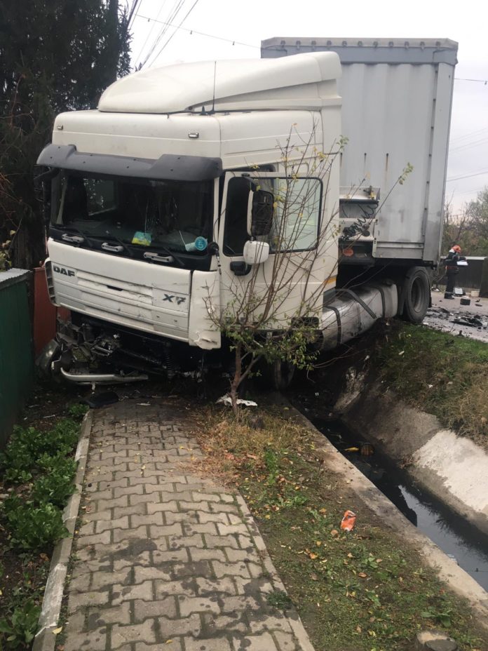 Ciocnire violentă între o mașină și un TIR încărcat cu ciment, în Prahova. Un șofer a murit