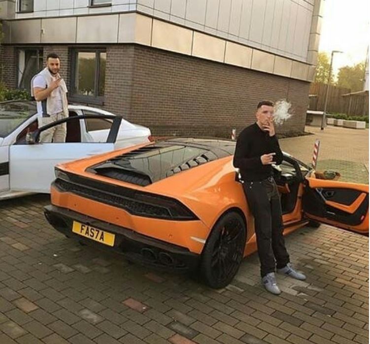 GALERIE FOTO| Gangsterii albanezi din Marea Britanie se laudă pe rețelele de socializare cu drogurile, armele și averile pe care le fac din afaceri ilegale