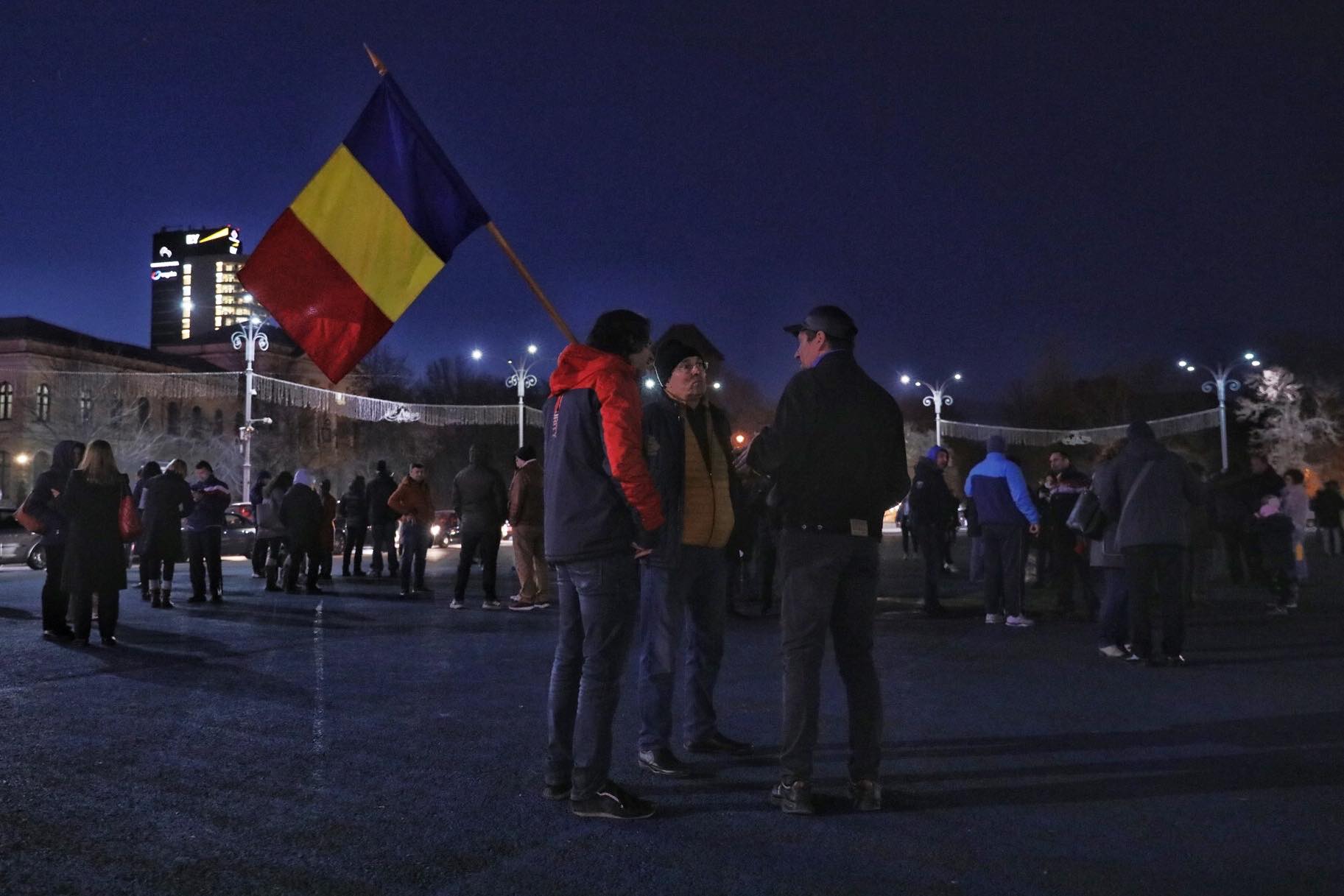 Protest în fața Guvernului: ”Uniți salvăm Roșia Montană!”. Ce le-a spus Ludovic Orban