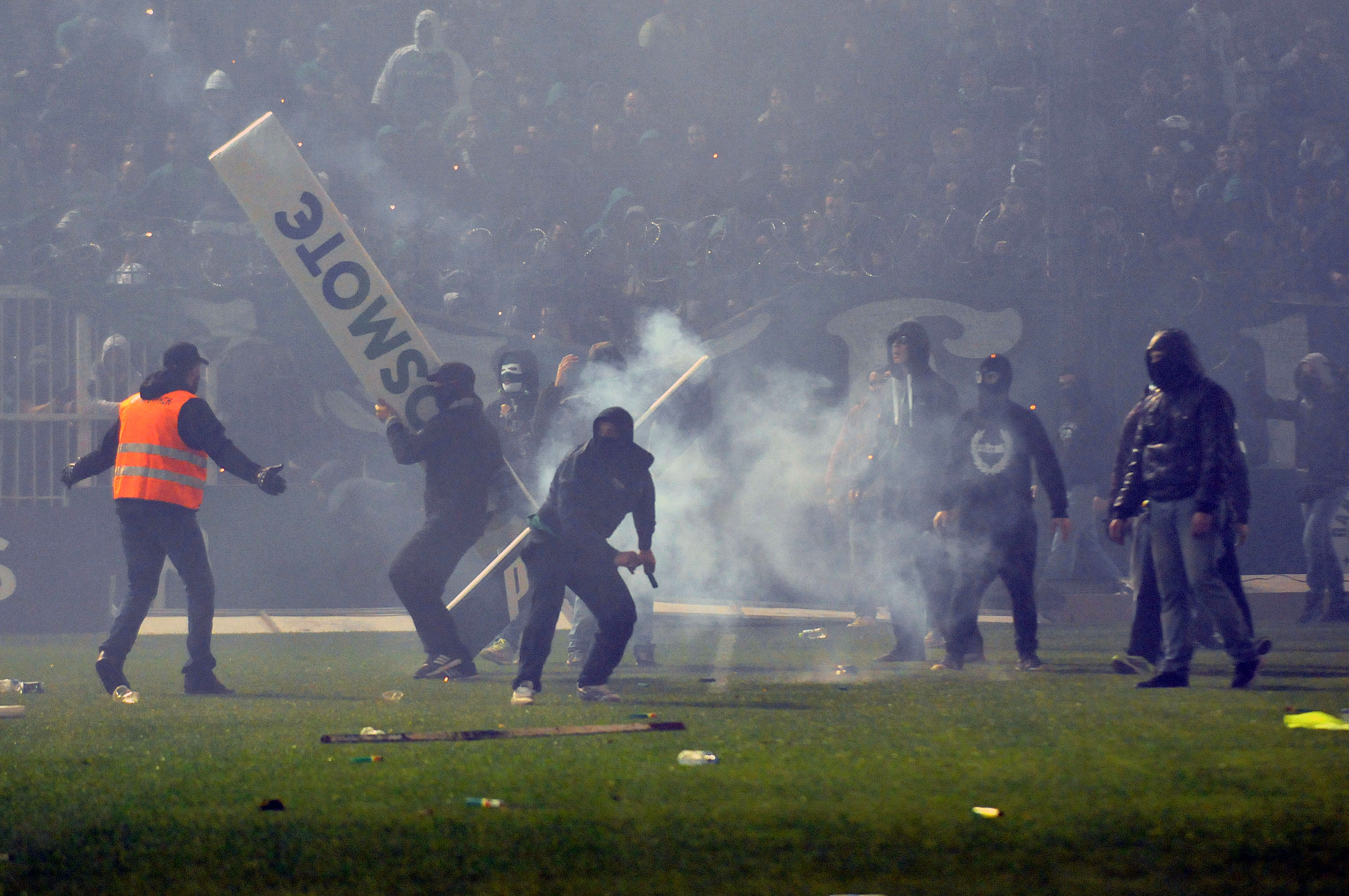 Haos la Atena. Derby-ul campionatului Greciei, anulat din cauza violenței / GALERIE FOTO&VIDEO