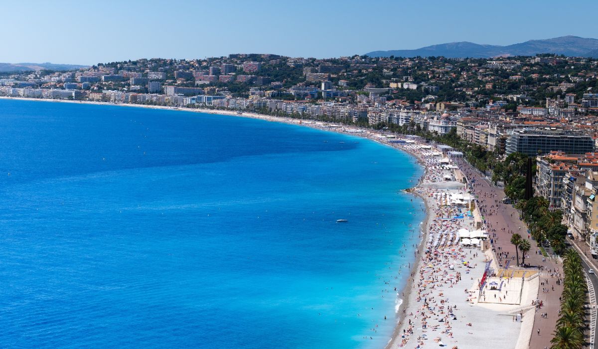 Turiștii care merg în vacanță pe litoralul din Franța riscă o amendă de 150 de euro dacă renunță la tricou în afara plajei
