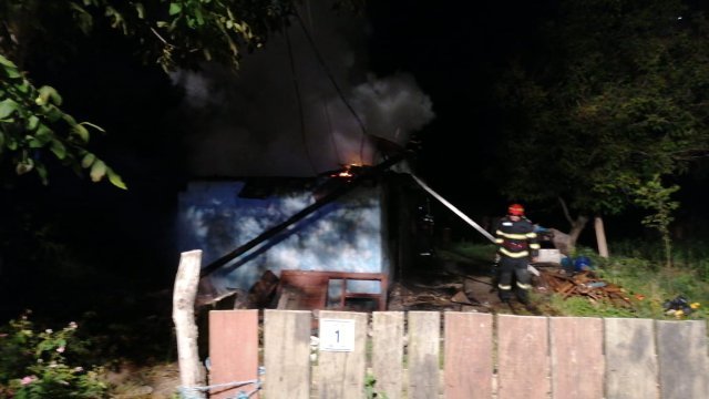 Două femei și o adolescentă din Iași au murit intoxicate cu fum, după ce le-a luat foc casa
