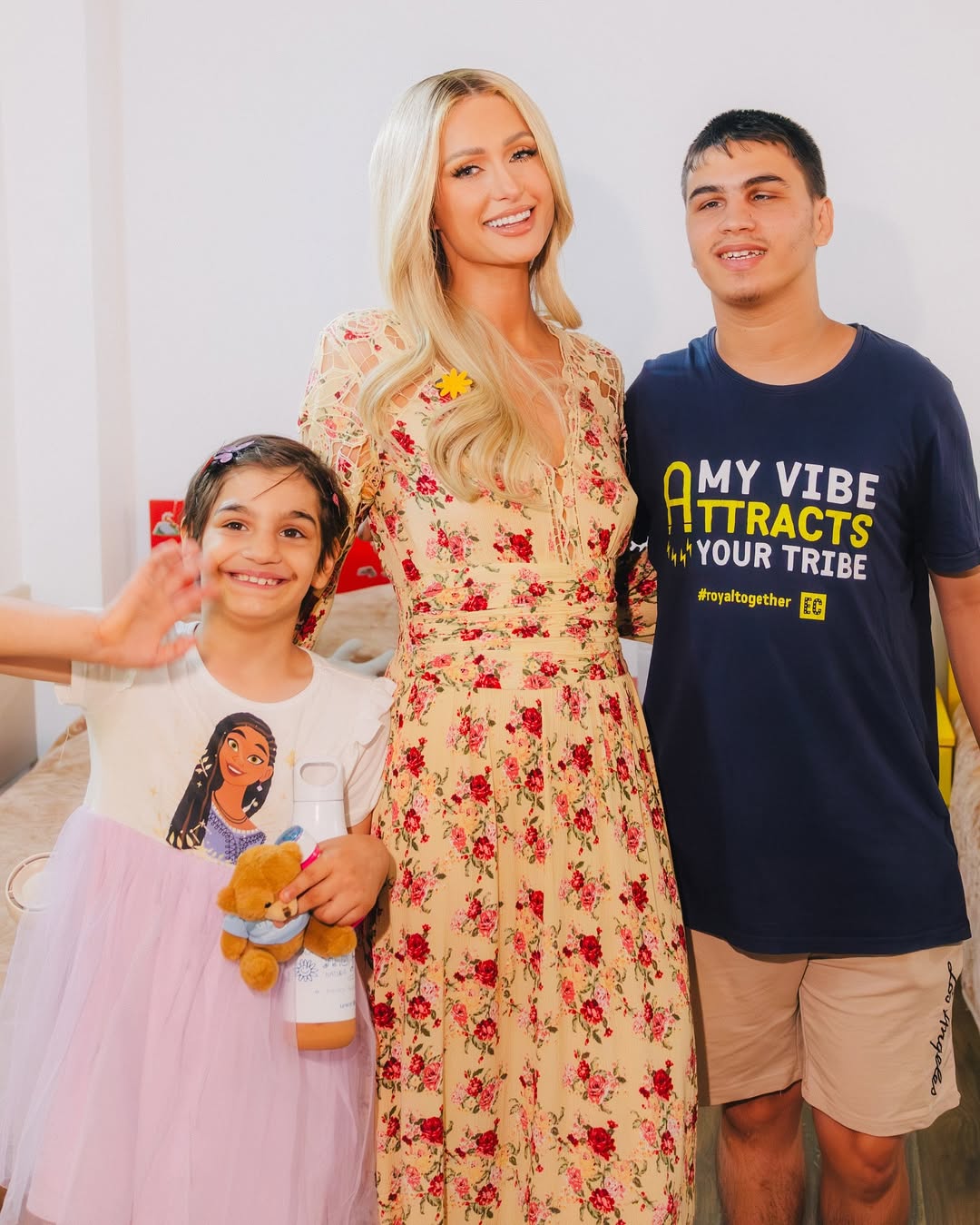 Paris Hilton a ajutat copiii nevoiași din Craiova. Primele declarații ale vedetei: „Am văzut cum arată speranța adevărată”