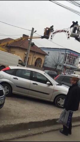 Filiași, decorat de Sărbători cu “chiloți” luminoși. Primarul spune că ar fi trebuit să fie un tunel luminos| FOTO