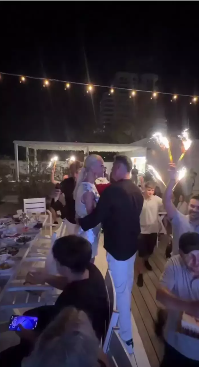 Imagini cu Vica Blochina și iubitul ei, la petrecerea aniversară a vedetei. Moment tandru în văzul tuturor. „Iubirea vieții mele”