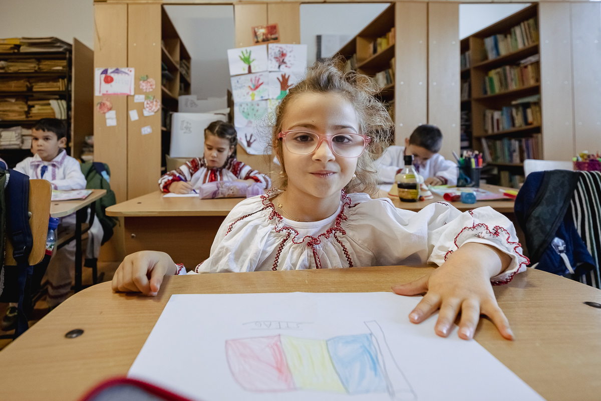 SPERANȚĂ. Într-o școală din Olt, o profesoară îi învață pe copiii cu părinți în străinătate să creadă că tinerii pot reuși și în țară: „Se pot realiza oriunde, numai să găsească oamenii potriviți”