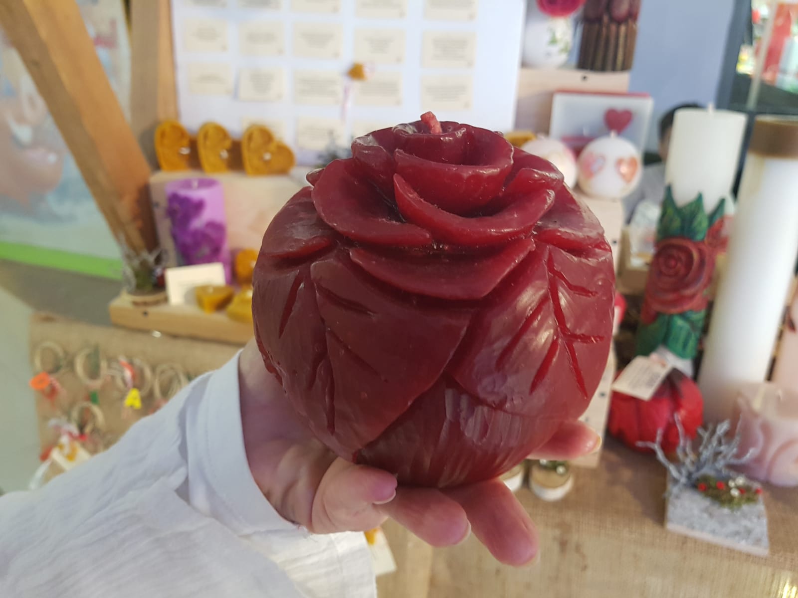 VIDEO&FOTO/ Badantă în Italia, artistă în România. Elena Mihăilă sculptează în ceară faraoni, motociclete, pălării sau flori: "Dacă greșești, topești totul și o iei de la capăt"