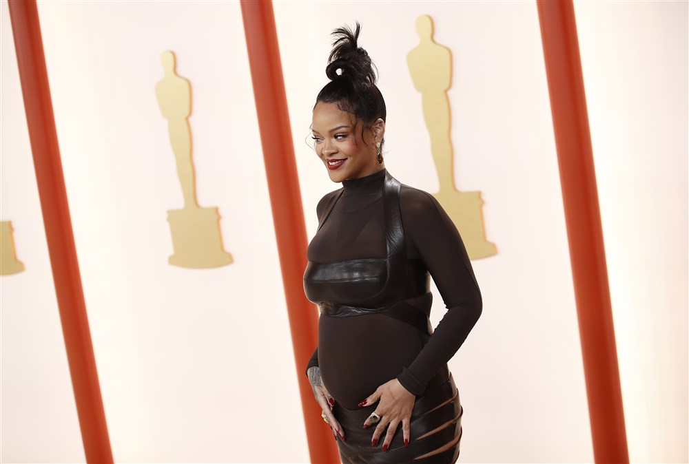 Rihanna, spectaculoasă și însărcinată la Oscar 2023. Cum și-a pus artista sarcina în evidență, pe scena evenimentului