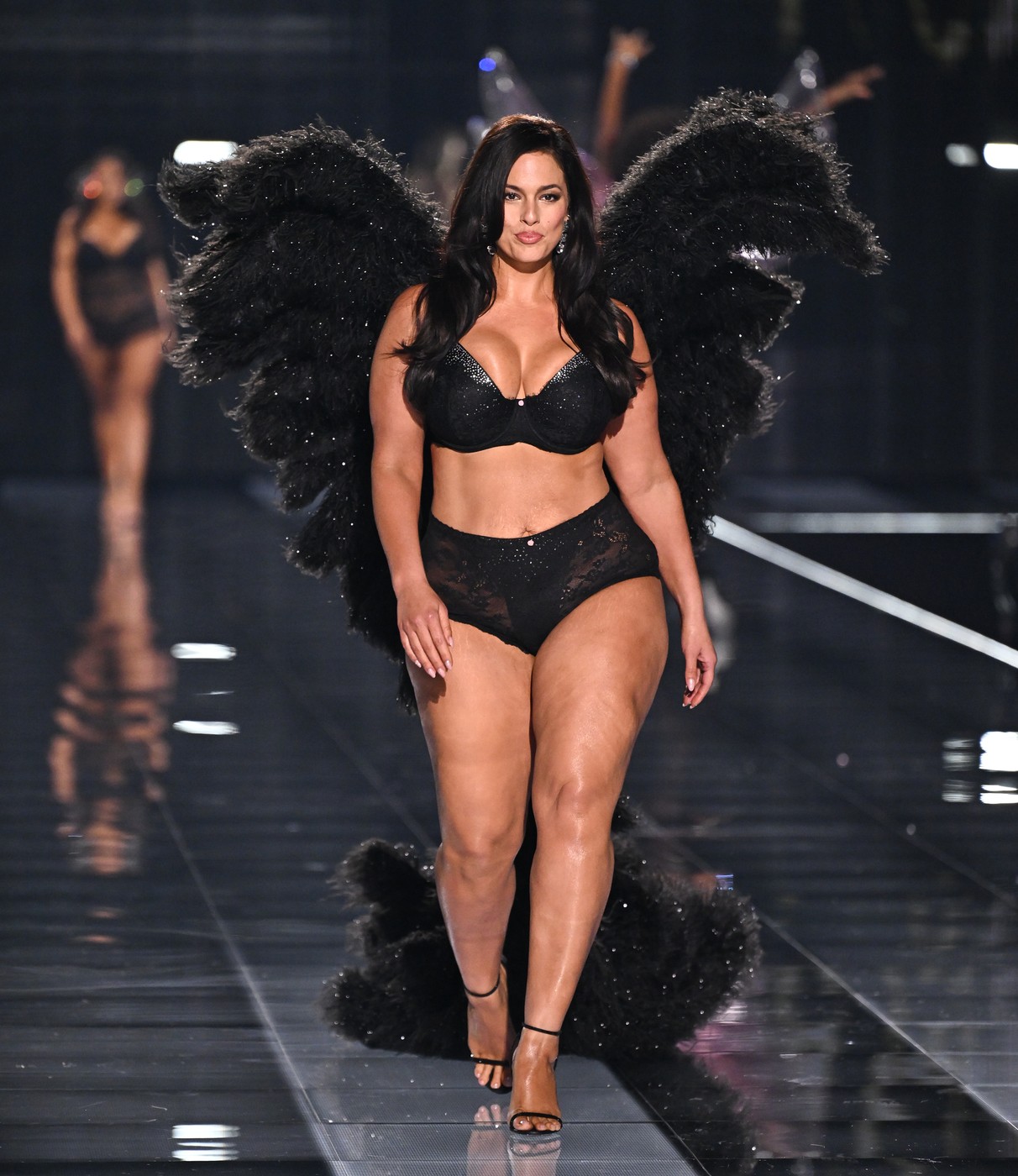 Modelul plus-size care a impresionat la Victoria's Secret Fashion Show 2025. Ashley Graham a purtat lenjerie intimă neagră