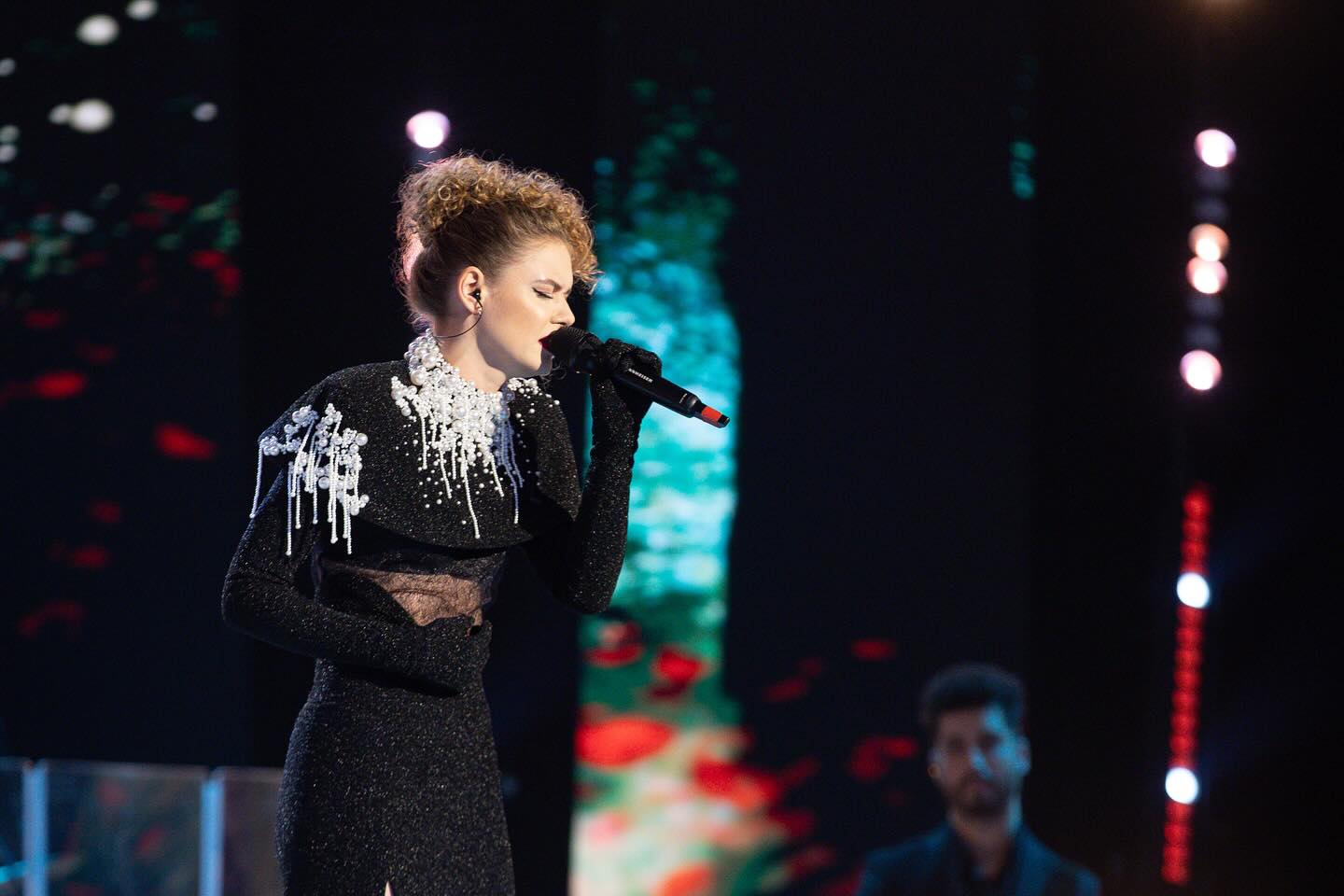 Cine este Melisa Antonesi, finalistă la „Vocea României” 2023, sezonul 11. E stabilită în Marea Britanie, unde muncește ca recepționeră