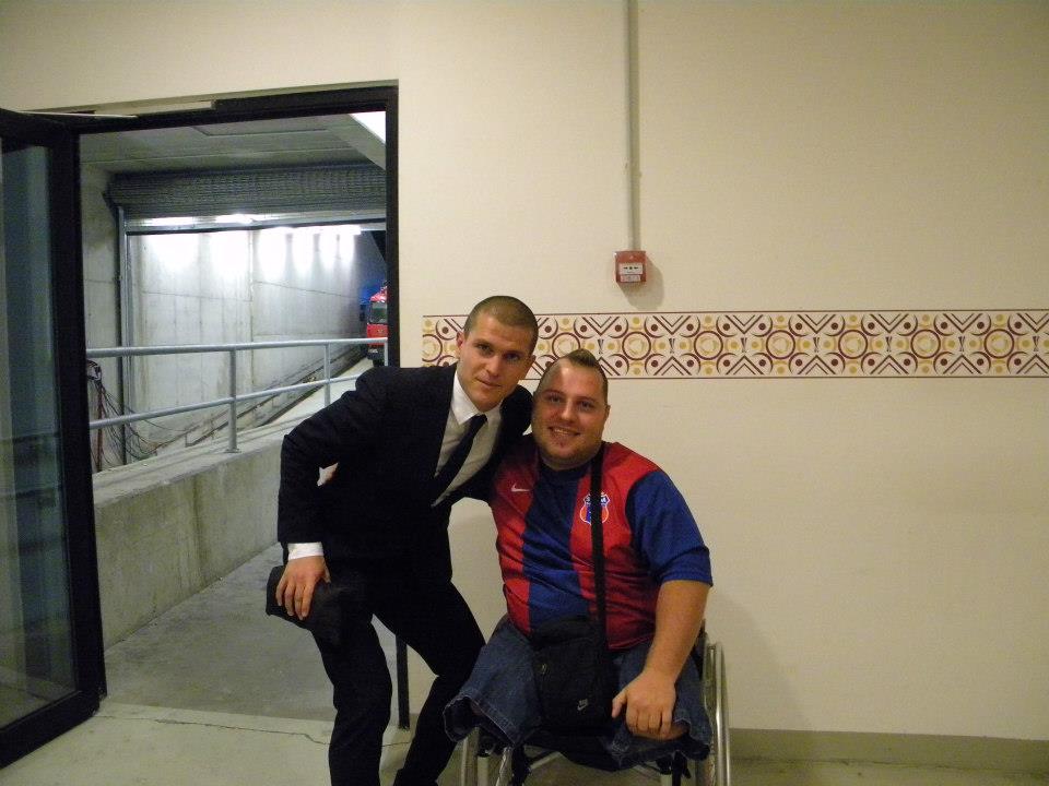 GALERIE FOTO / Minune de Sărbători în România! ^Steaua a ridicat din nou în picioare un fan cu membrele inferioare amputate
