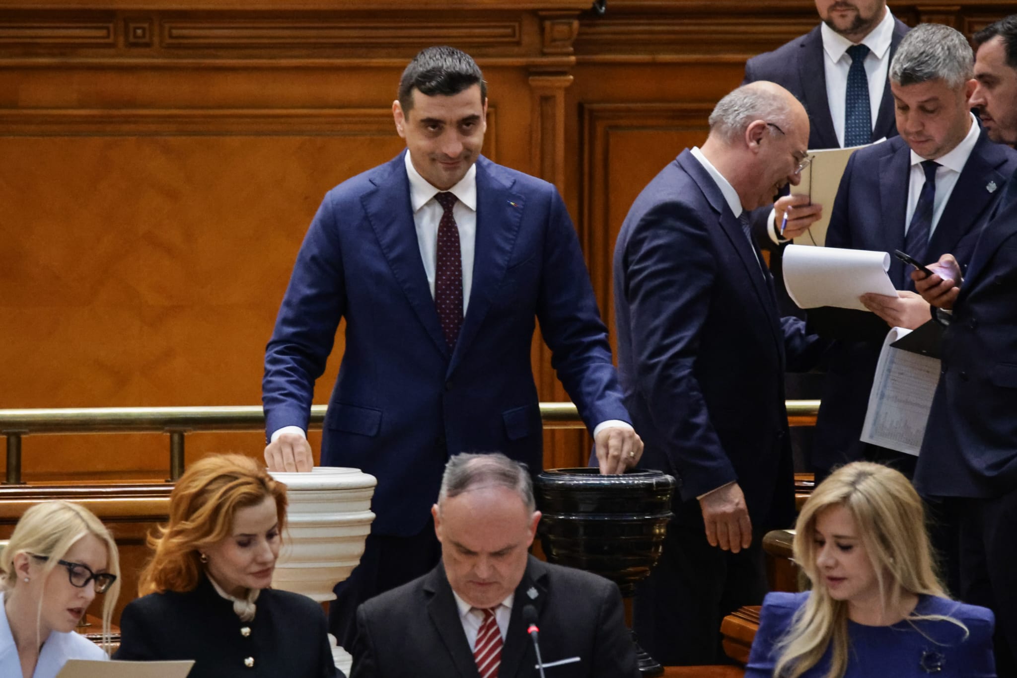 Ce nu s-a văzut la televizor în timpul votului moțiunii de cenzură împotriva Guvernului Bolojan. Negocieri în șoaptă, telefoane pe fugă și calcule la limită