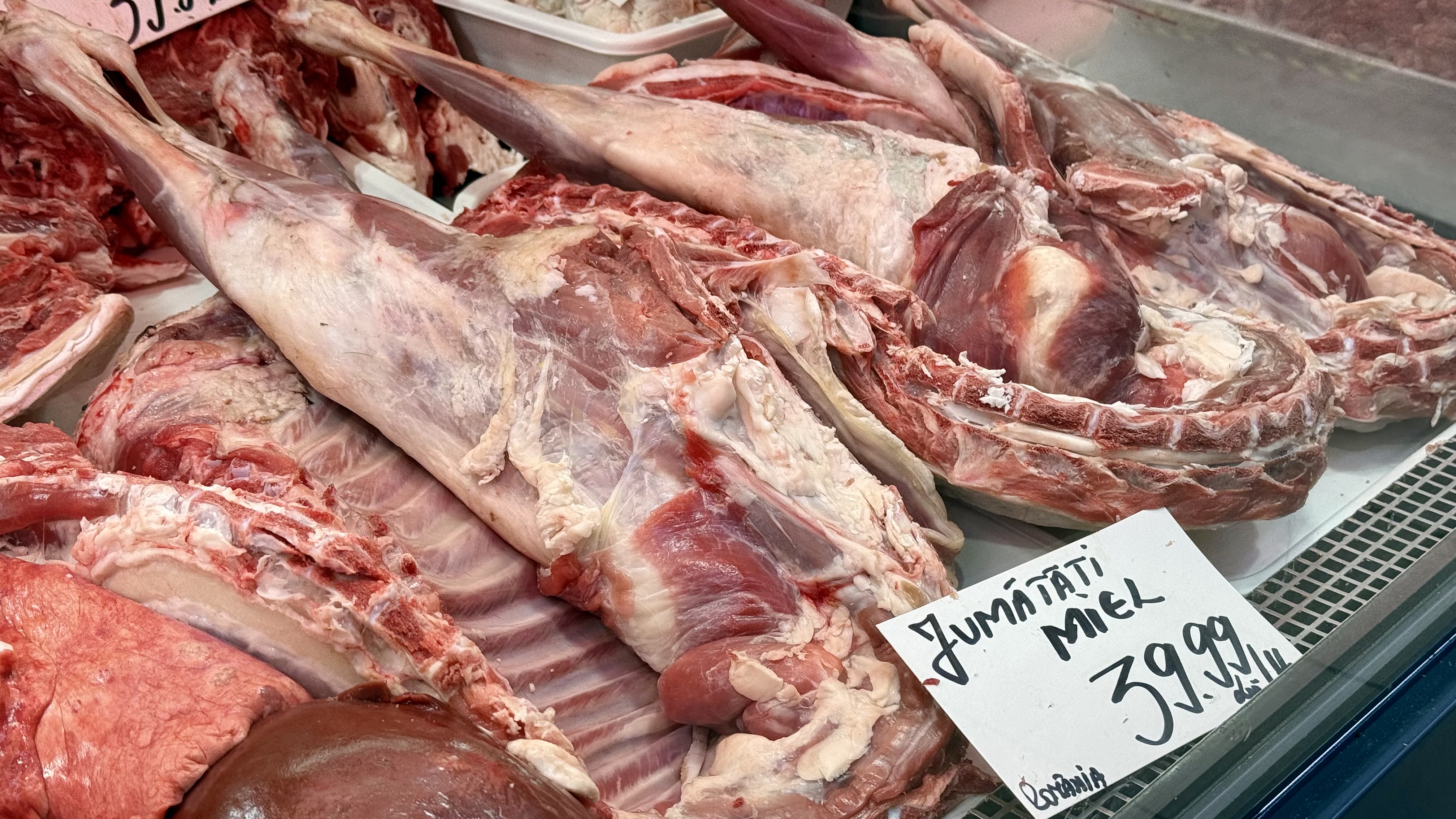 Preț miei Paște 2026. Cât costă kilogramul de carne de miel la București? „Am luat jumătate și am terminat bâlciul!”