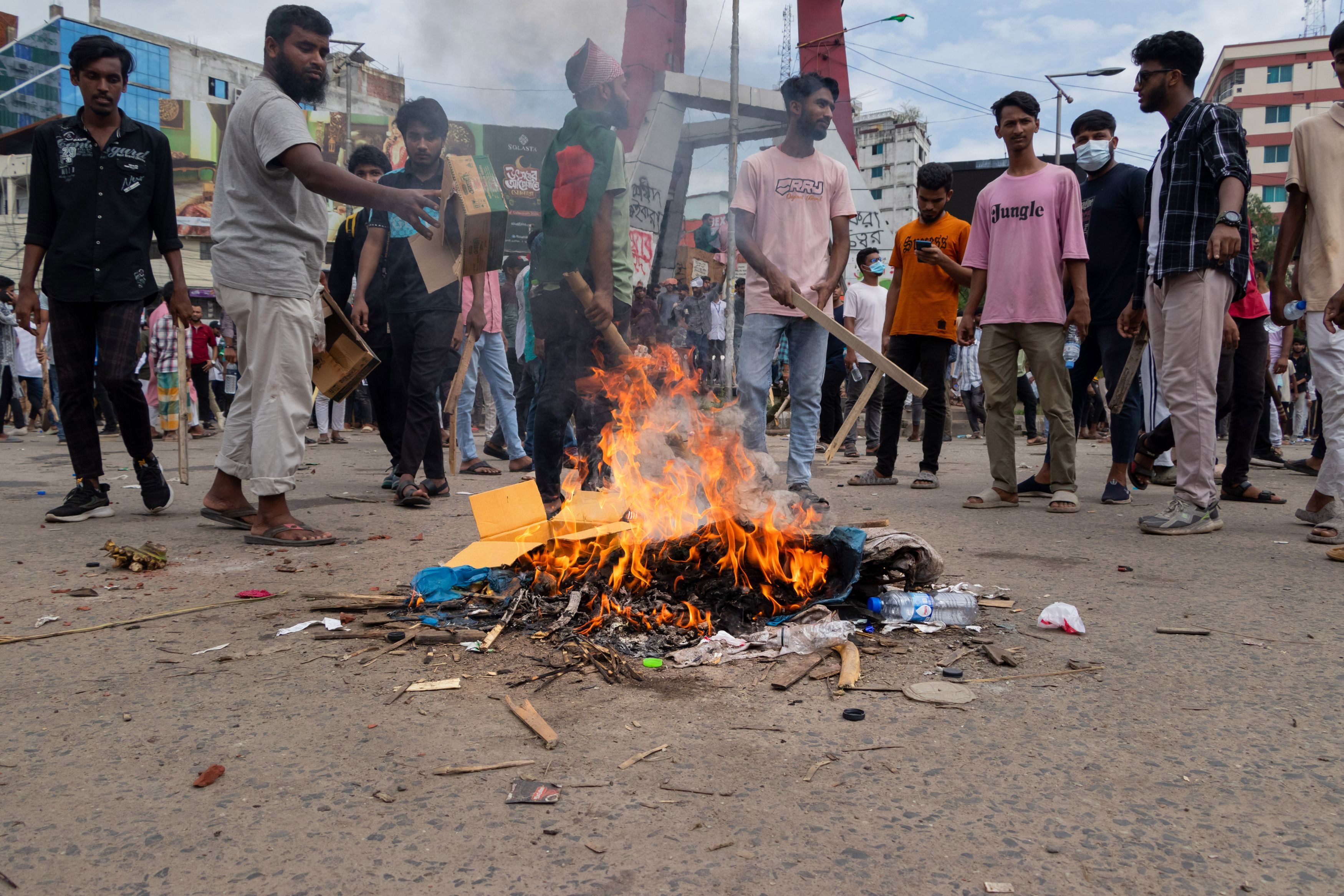 Stare de asediu în Bangladesh. Cel puţin 73 de oameni au murit în timpul unor manifestaţii antiguvernamentale