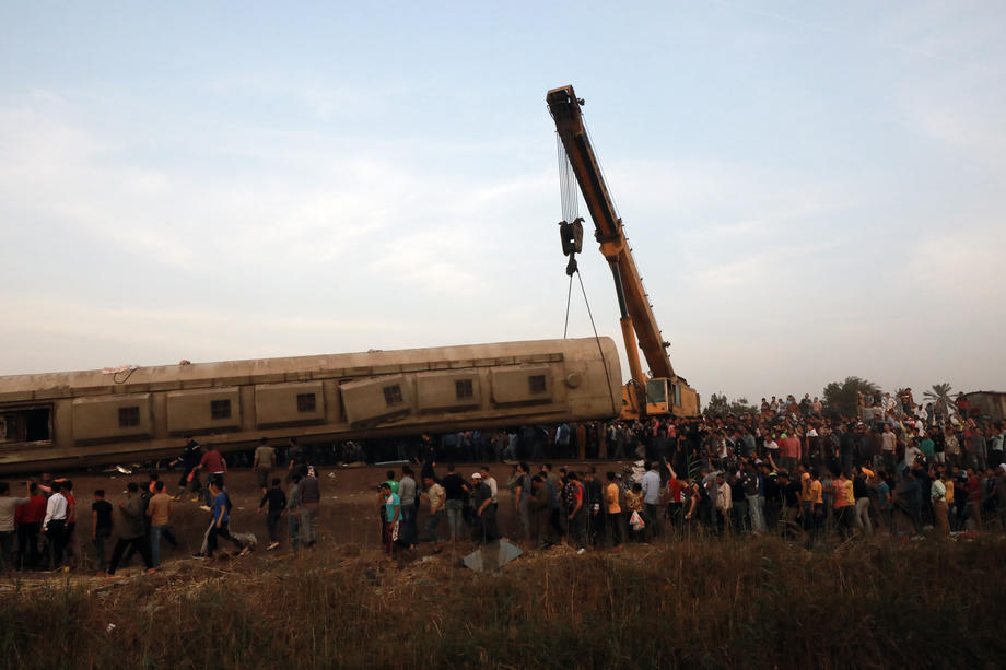 11 morți și aproape 100 de răniți, după ce un tren a deraiat în Egipt
