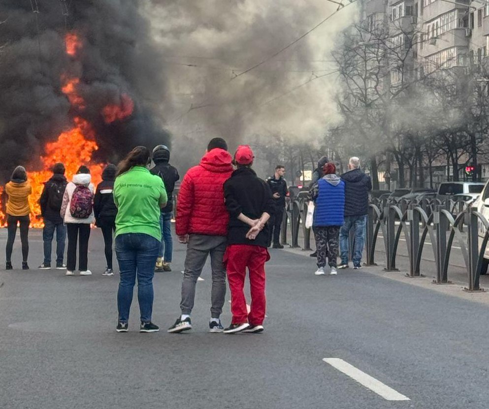 Incendiu violent pe Calea Moşilor din București. Șapte mașini au fost afectate de flăcări. Ce s-a întâmplat