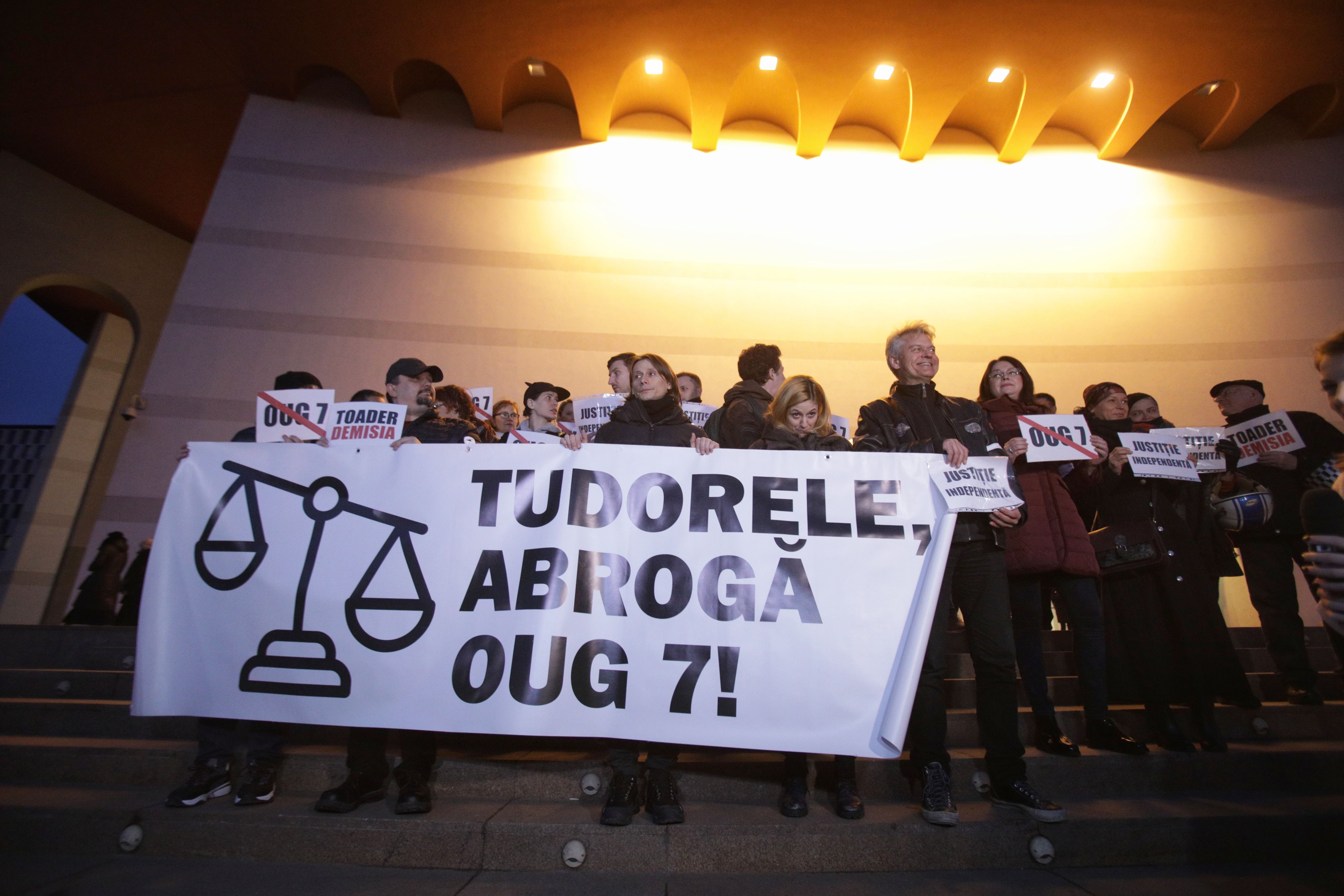 Protest pe treptele TNB față de Ordonanța care modifică legile justiției. Rebengiuc: "De frica închisorii, iau justiția în brațe și o schimbă cum vor ei"