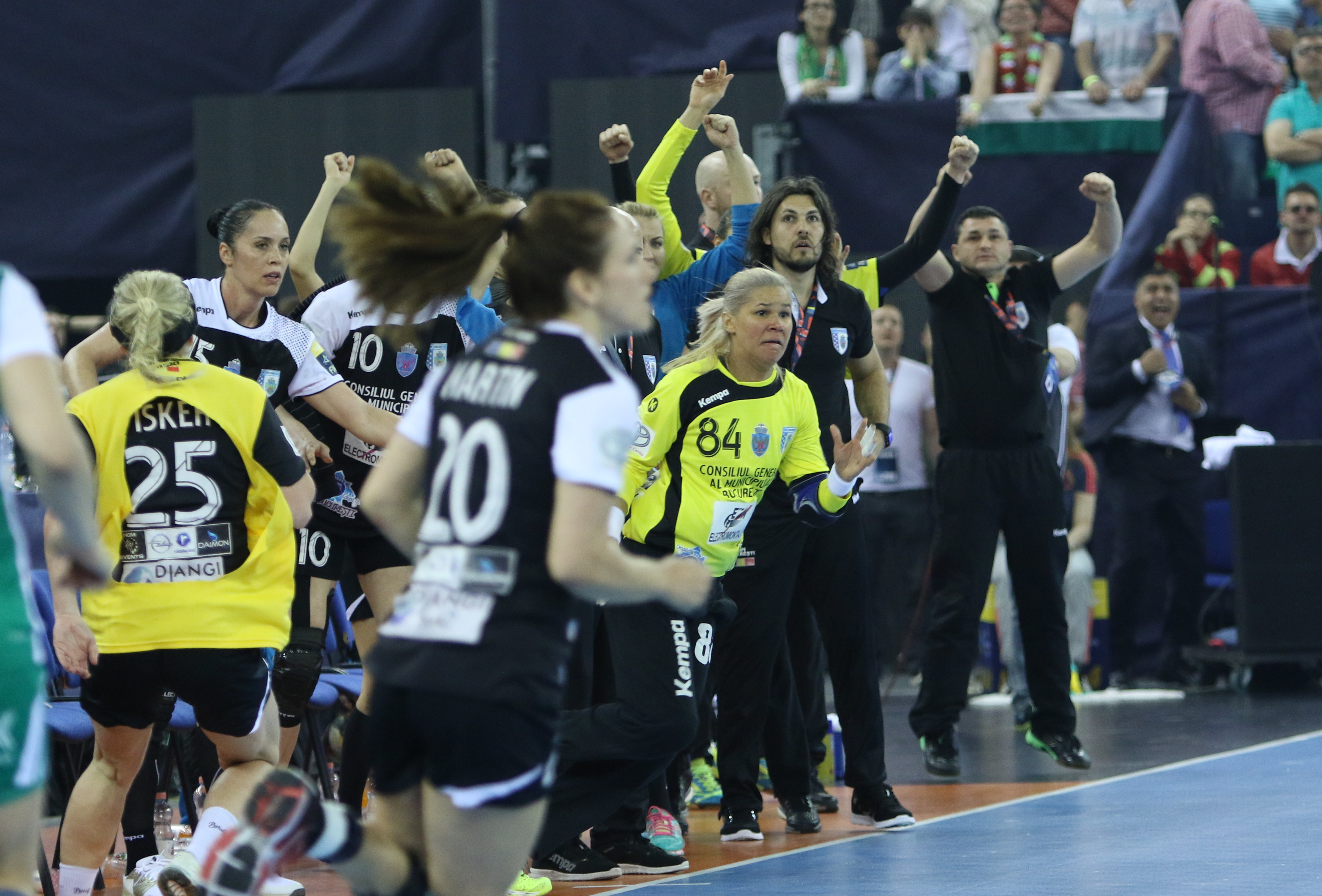 CSM Bucureşti este noua regină a Europei. Echipa noastră a câştigat, dramatic, la 7 metri, finala Ligii Campionilor la handbal feminin cu Gyor/ FOTO