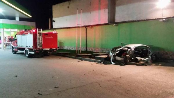 Accident în Arad în apropierea unui cimitir. Trei tineri au ajuns la spital