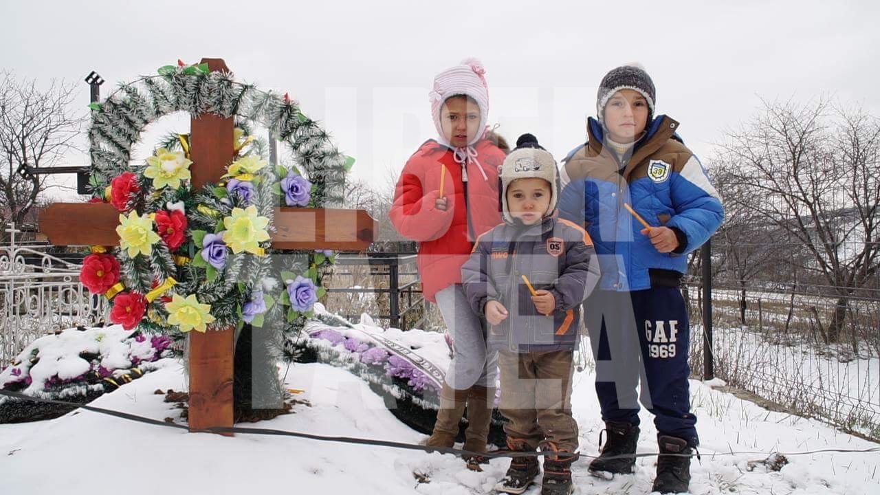 Adună lumânări din cimitir pentru a avea lumină ca să-și facă temele