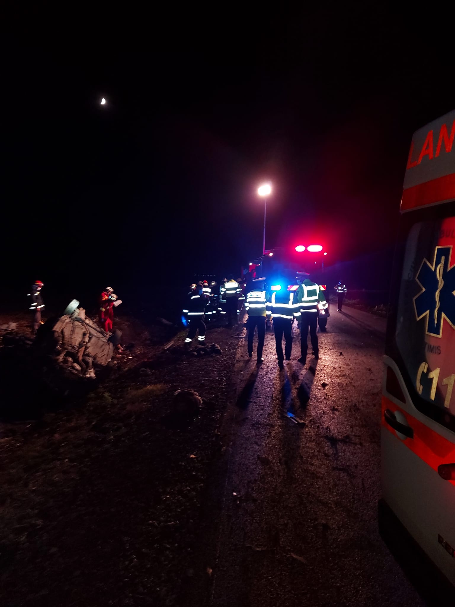 O mașină cu migranți s-a răsturnat în Timiș. Doi oameni au murit, 10 au fost răniți, șoferul e căutat