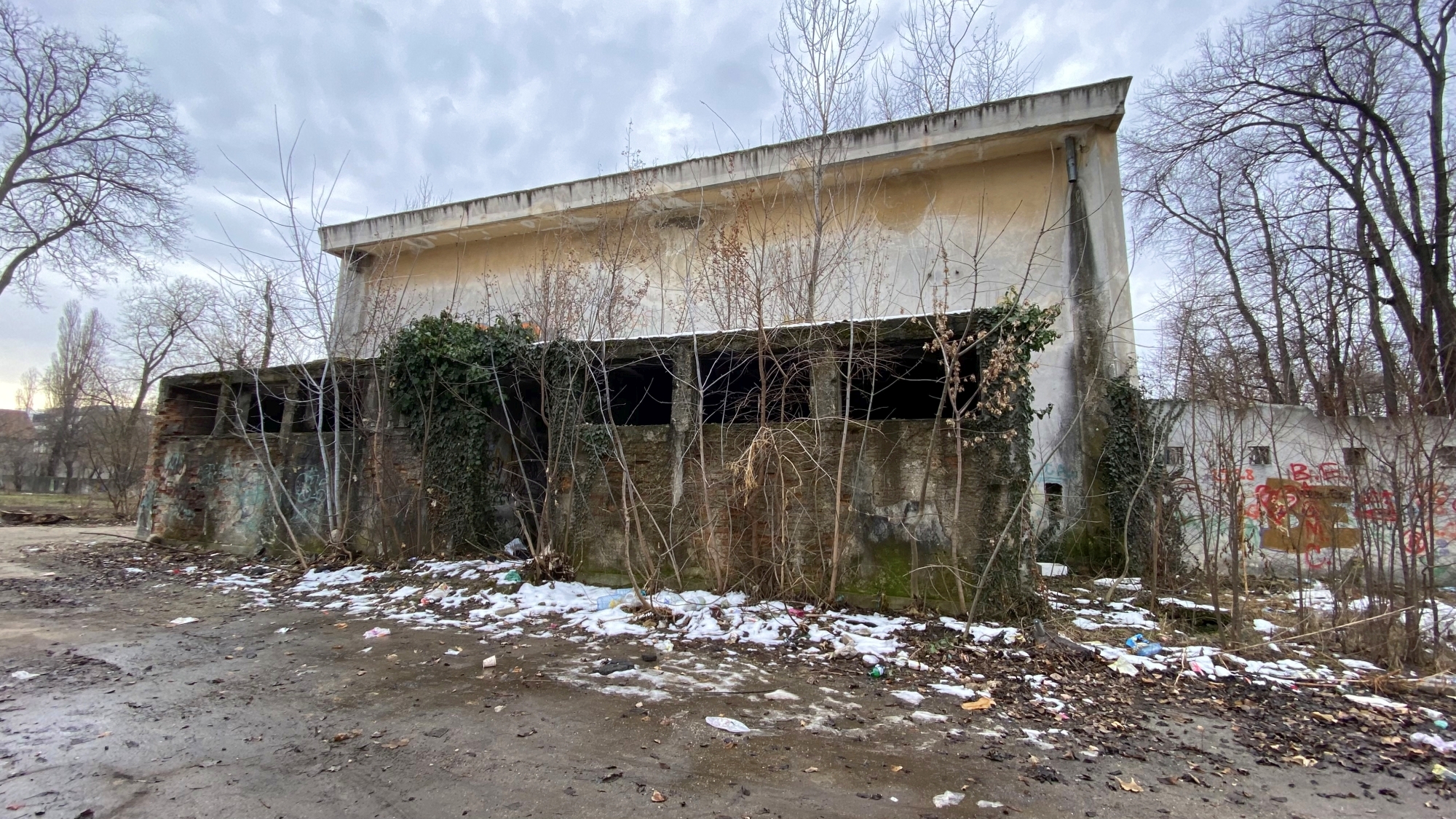 Cum arată la interior cinematograful Giulești, abandonat de autoritățile locale de mai bine de 20 de ani. Disputa dintre edili pe clădirea-simbol a cartierului