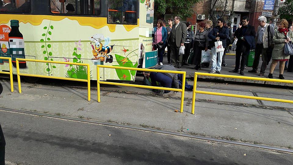 Linia 41, blocată în zona Lujerului, din cauza unui accident auto. RATB introduce o linie navetă de autobuze (FOTO)