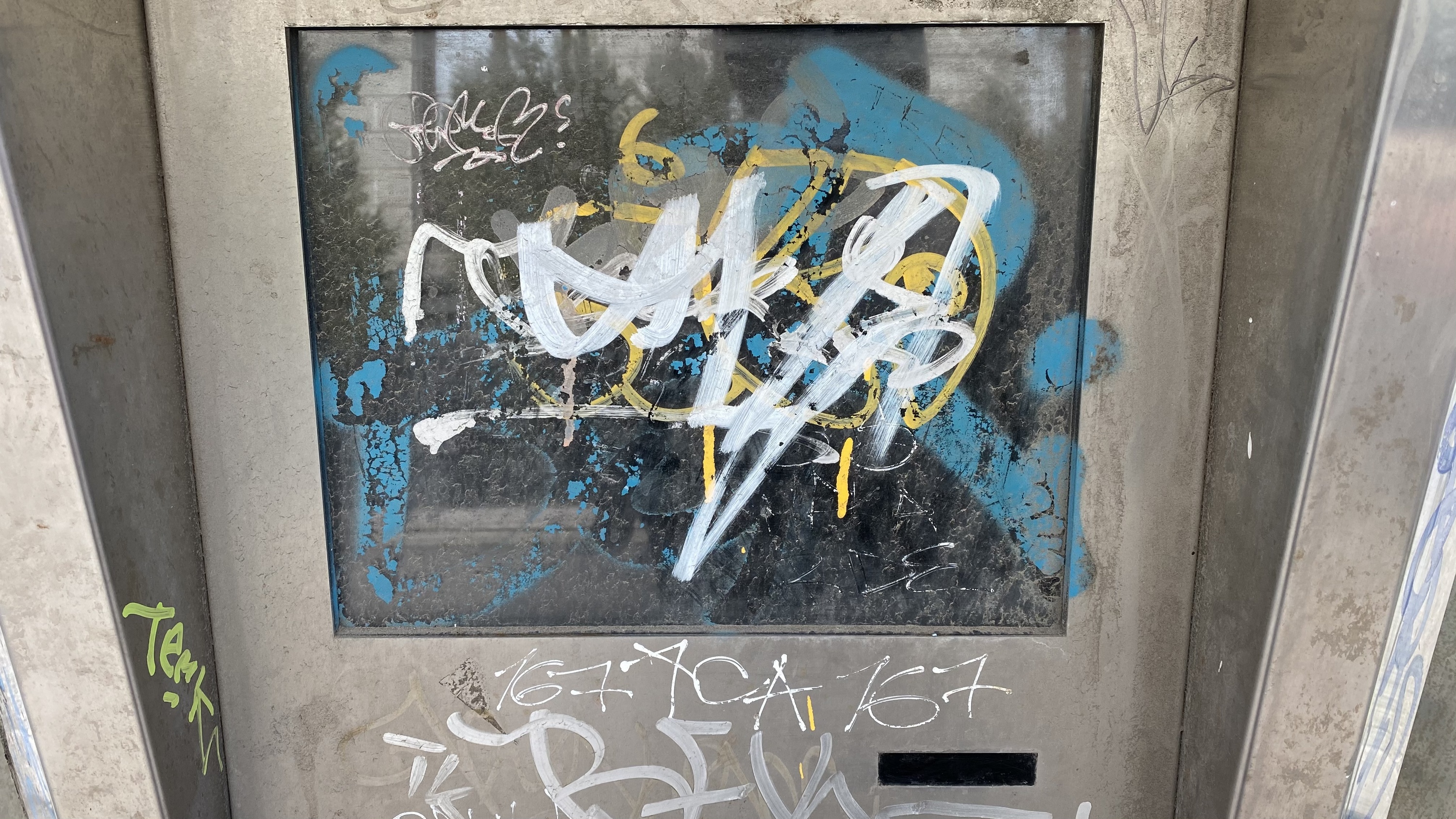 De 9 ani, chioșcurile informative de 400.000 de euro, care au funcționat doar câteva luni, zac vandalizate și inutile în centrul Bucureștiului