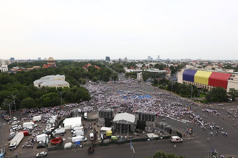FOTO&VIDEO / Cum s-a desfăşurat mitingul PSD. Peste 100.000 de oameni au umplut Piaţa Victoriei