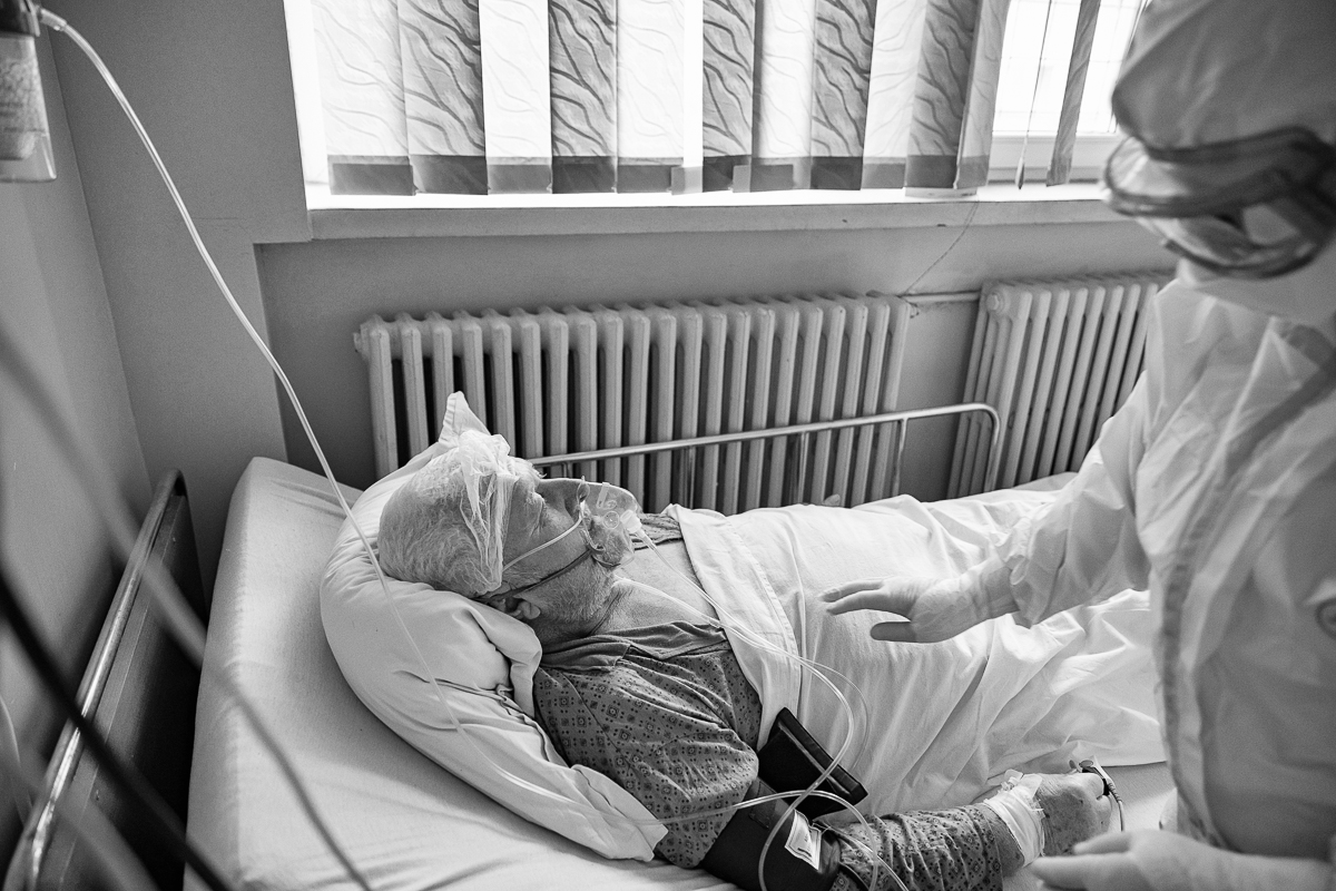 Despre oxigen, cafeină şi spiritul sacrificat al sărbătorilor în spitalul COVID din Roşiori de Vede: „O să picăm toţi la un moment dat”