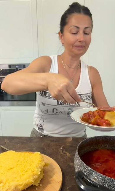Gabriela Cristea a dezvăluit rețeta sa de ostropel de pui. Ingredientul care dă un gust special preparatului