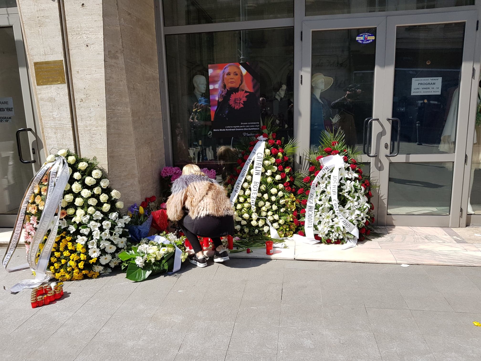 Fostele manechine crescute de Zina Dumitrescu, omagiu pentru creatoarea de modă la Casa Venus. Ce a scris Cătălin Botezatu pe coroana pentru mama Zina | FOTO