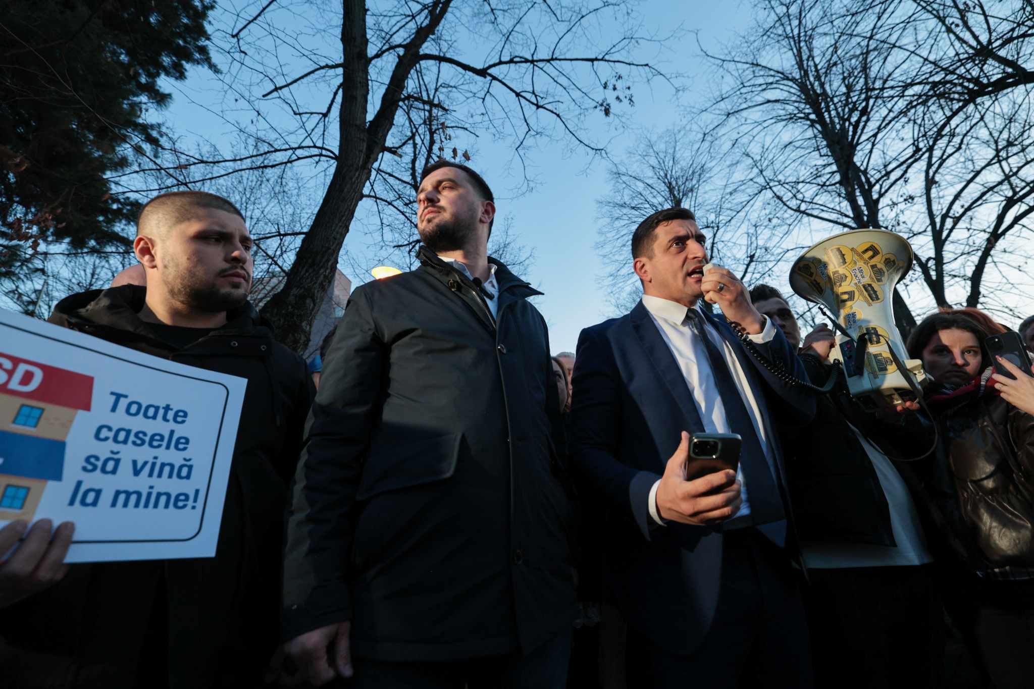 Protest AUR în fața imobilului din Aviatorilor renovat în secret pentru 7 milioane de euro: „După mandat, un palat”