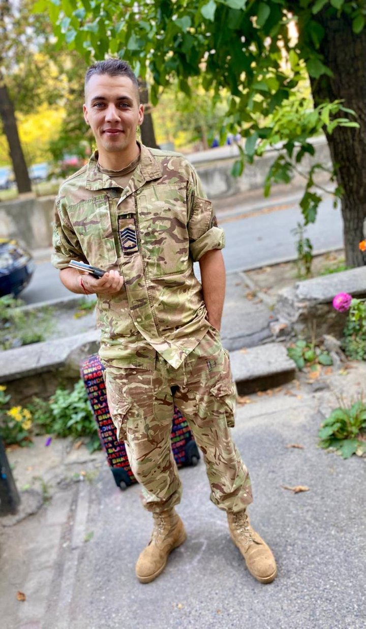 Soldatul ucrainean cu gâtul tăiat de ruși supraviețuiește 5 zile, după ce a fost aruncat într-o groapă plină de cadavre: „Nu poate vorbi, dar a scris totul în jurnalul lui”
