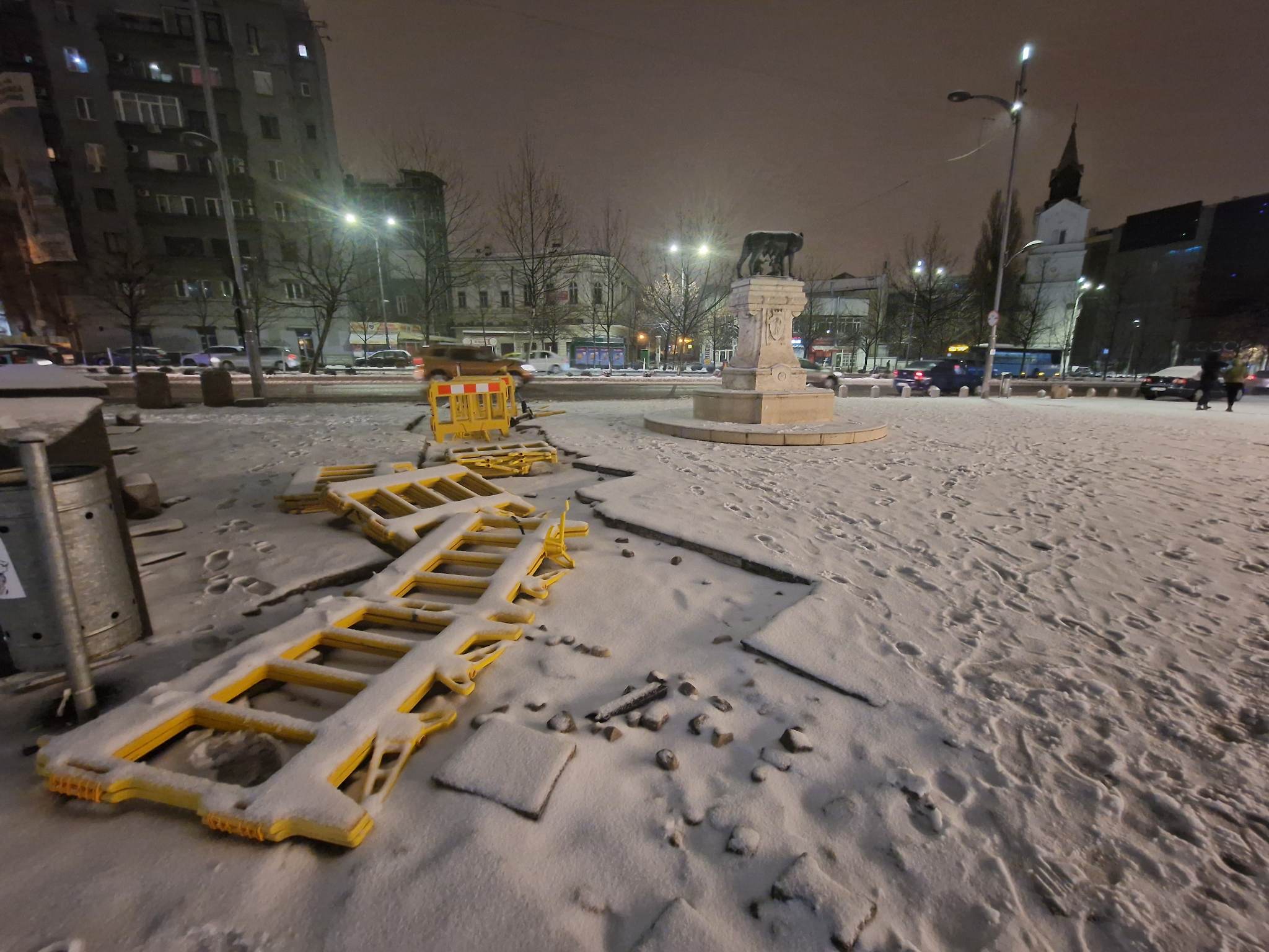 Cum a arătat Bucureștiul în prima noapte din 2023 cu ninsoare serioasă. „Ia uite, a căzut steagul!” | FOTO