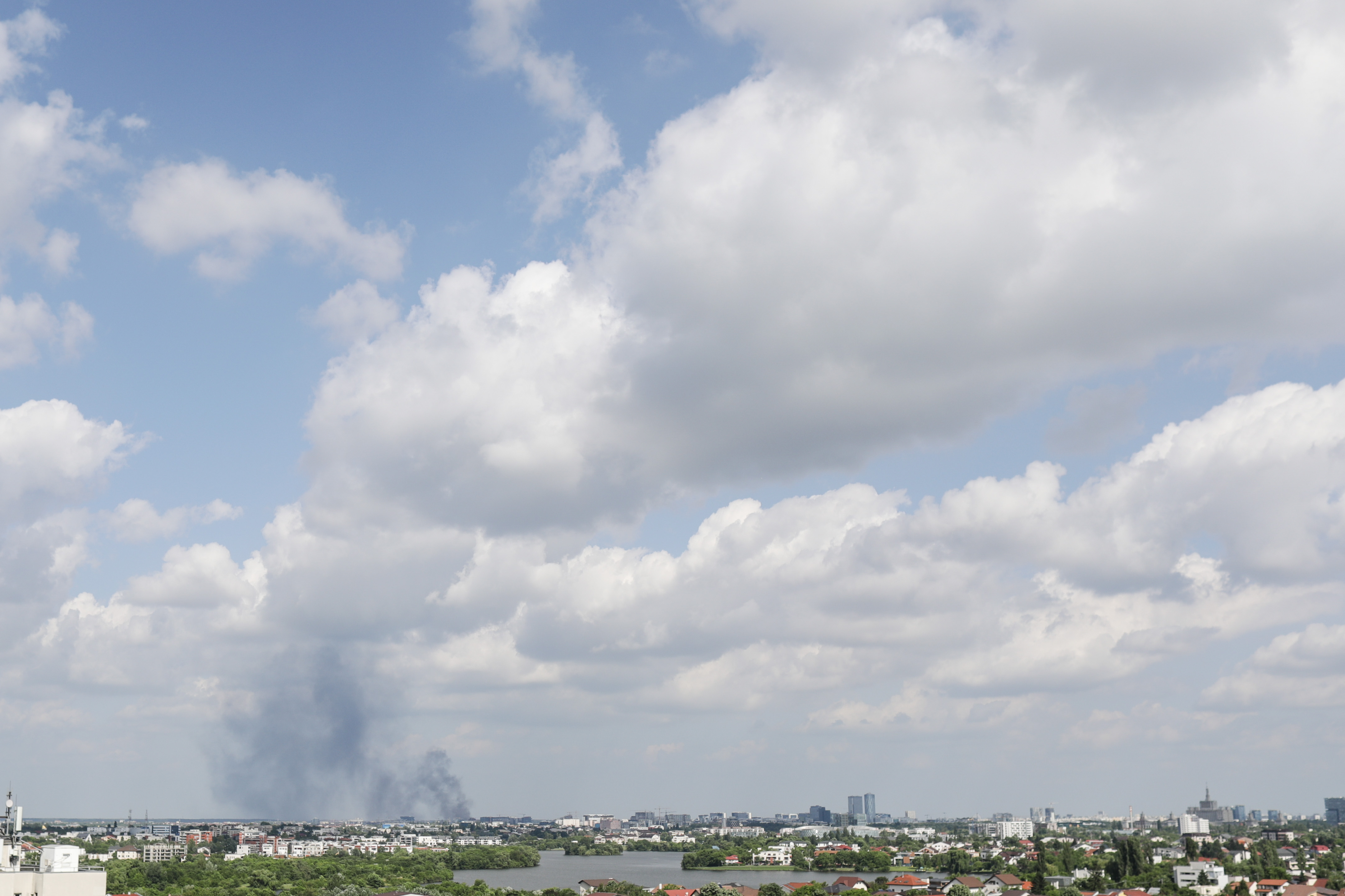 VIDEO | Incendiu masiv în nordul Capitalei, în zona Pipera. Un bloc în construcții, cuprins de flăcări