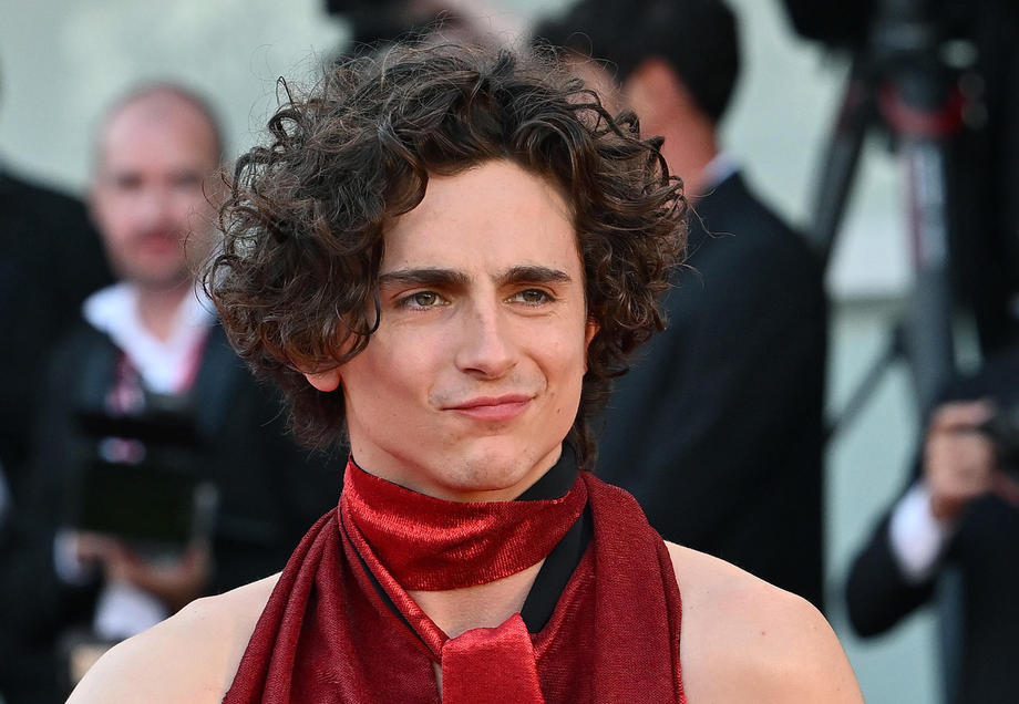 Timothée Chalamet, cu spatele gol la Festivalul de Film de la Veneția. Tânărul actor a ales și la acest eveniment o ținută excentrică