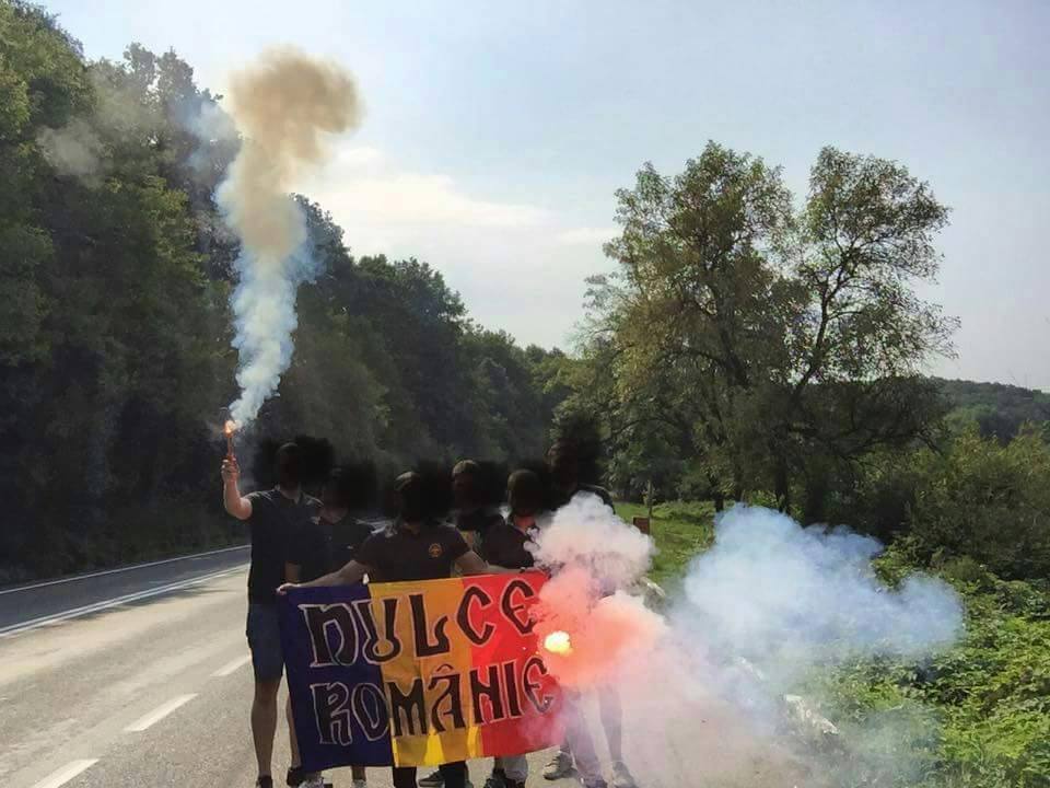 Ultraşii români s-au bătut între ei şi la Budapesta. Forţele de ordine i-au ferit de unguri, dar au făcut cordon să-i despartă pe stelişti de dinamovişti!