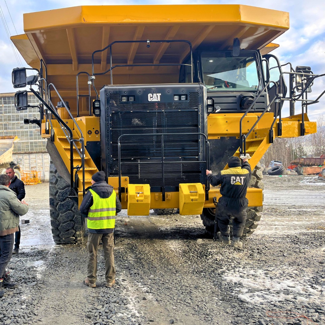 CAT 777, „monștrii” din Apuseni. Cele mai mari camioane vândute vreodată în România, cumpărate de Cupru Min cu milioane de euro 