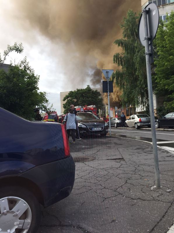 UPDATE/ Incendiu la un restaurant din Târgu-Mureş a fost stins. Primăria evaluează pagubele (VIDEO)