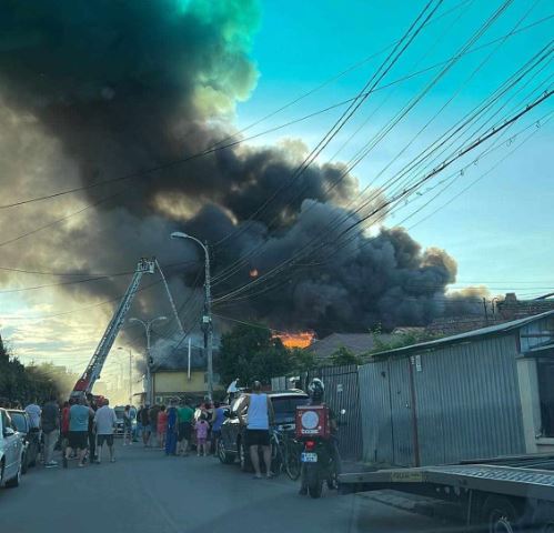 Incendiu puternic la o hală din Cluj-Napoca. Focul s-a extins la două case din apropiere.